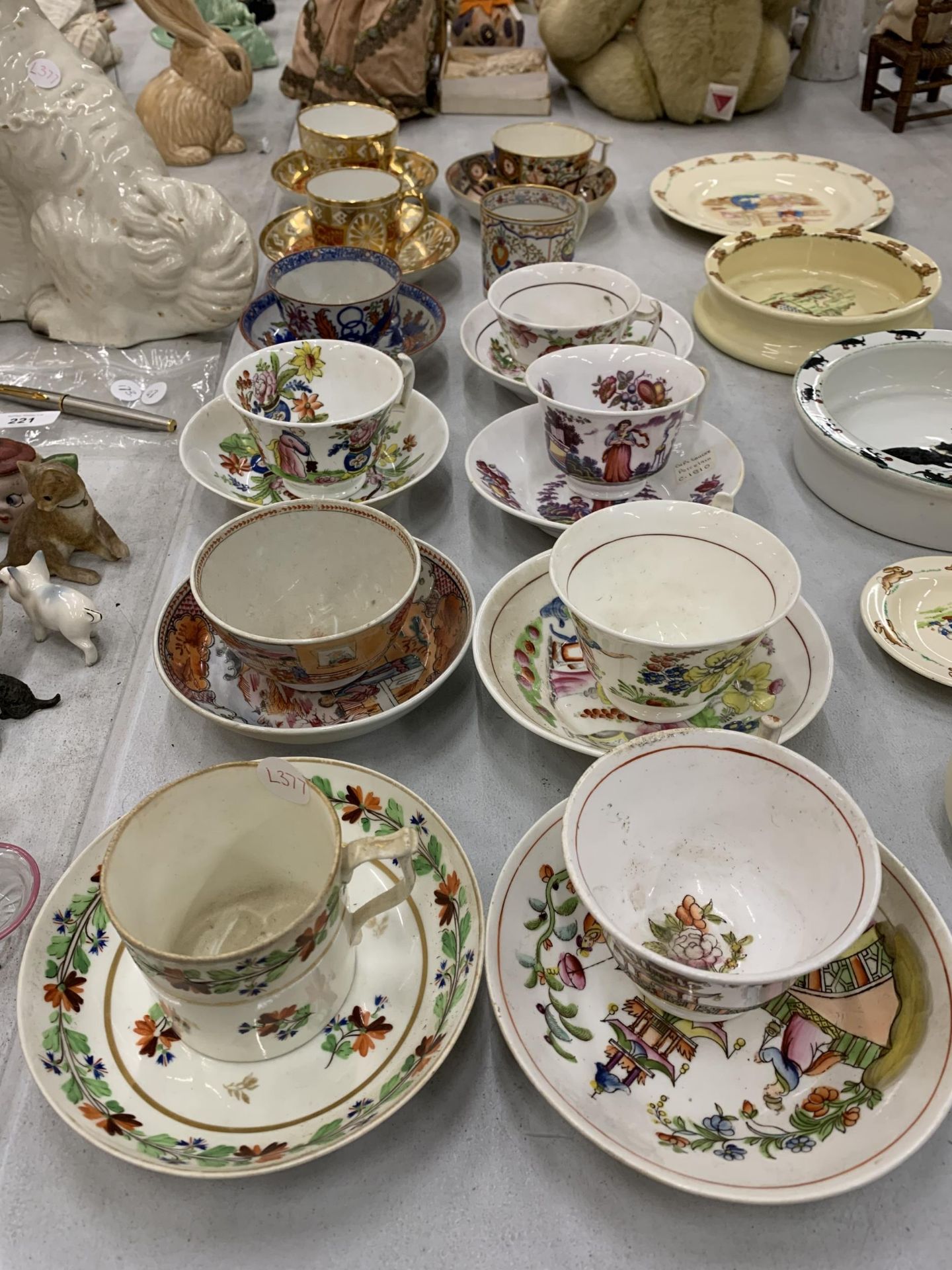 A QUANTITY OF CHINA TEABOWLS AND CUPS TO INCLUDE SOME 19TH CENTURY ORIENTAL