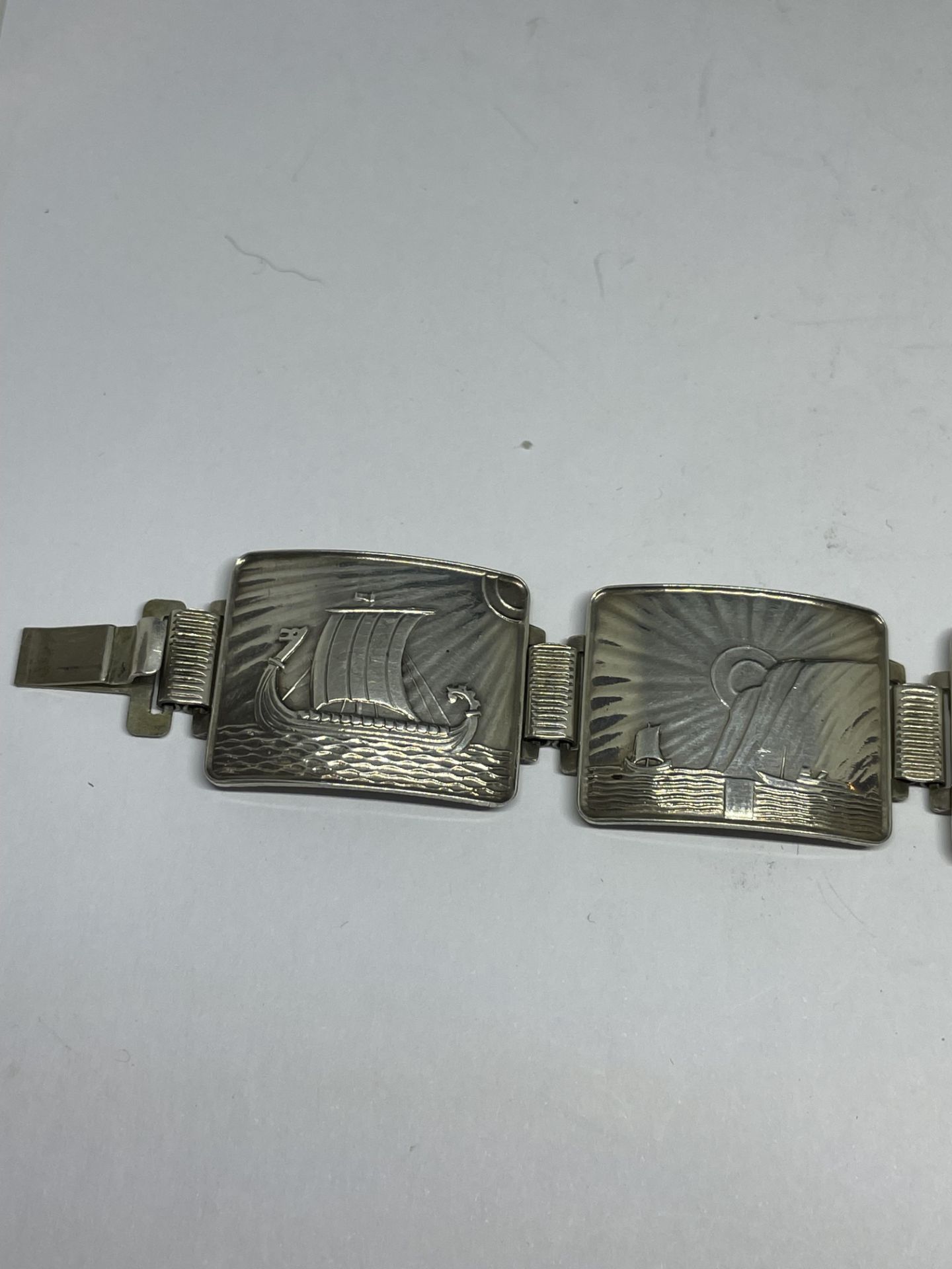 A THUNE NORWAY SILVER FIVE PANEL BRACELET IN A PRESENTATION BOX - Image 2 of 3
