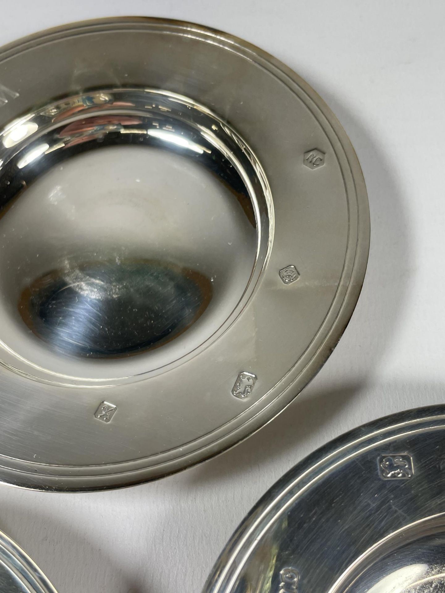 A SET OF THREE HALLMARKED SILVER DISHES MARKED 'W.G.C' BELIEVED FOR WILMSLOW GOLF CLUB, TOTAL WEIGHT - Image 4 of 4
