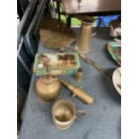 A QUANTITY OF VINTAGE BRASS ITEMS TO INCLUDE AN OIL CAN, A SKILLET, SMALL TANKARD, JUG PLUS A