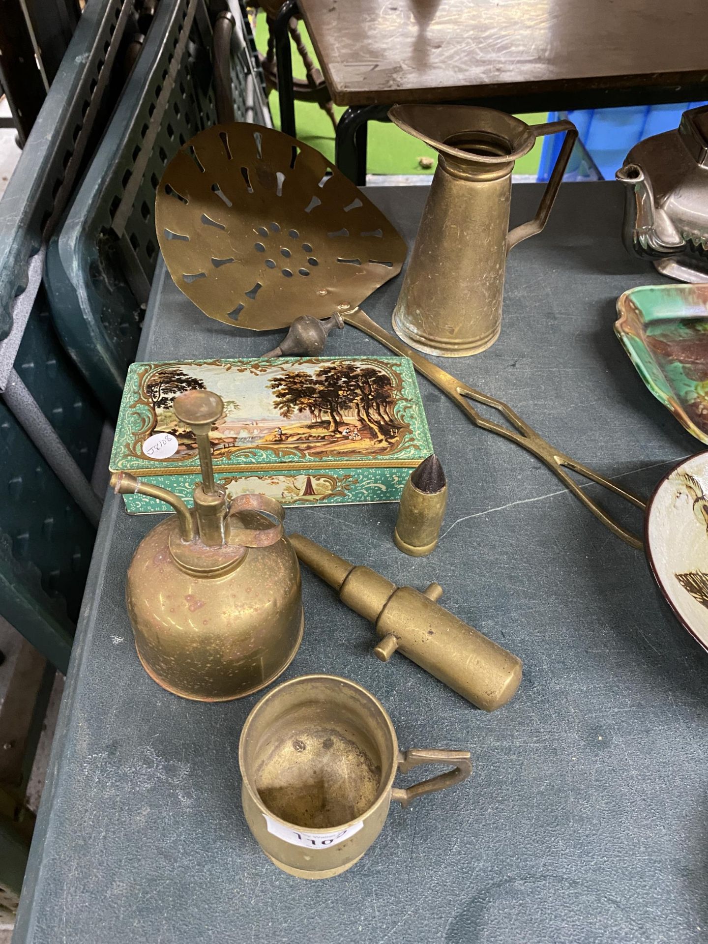 A QUANTITY OF VINTAGE BRASS ITEMS TO INCLUDE AN OIL CAN, A SKILLET, SMALL TANKARD, JUG PLUS A