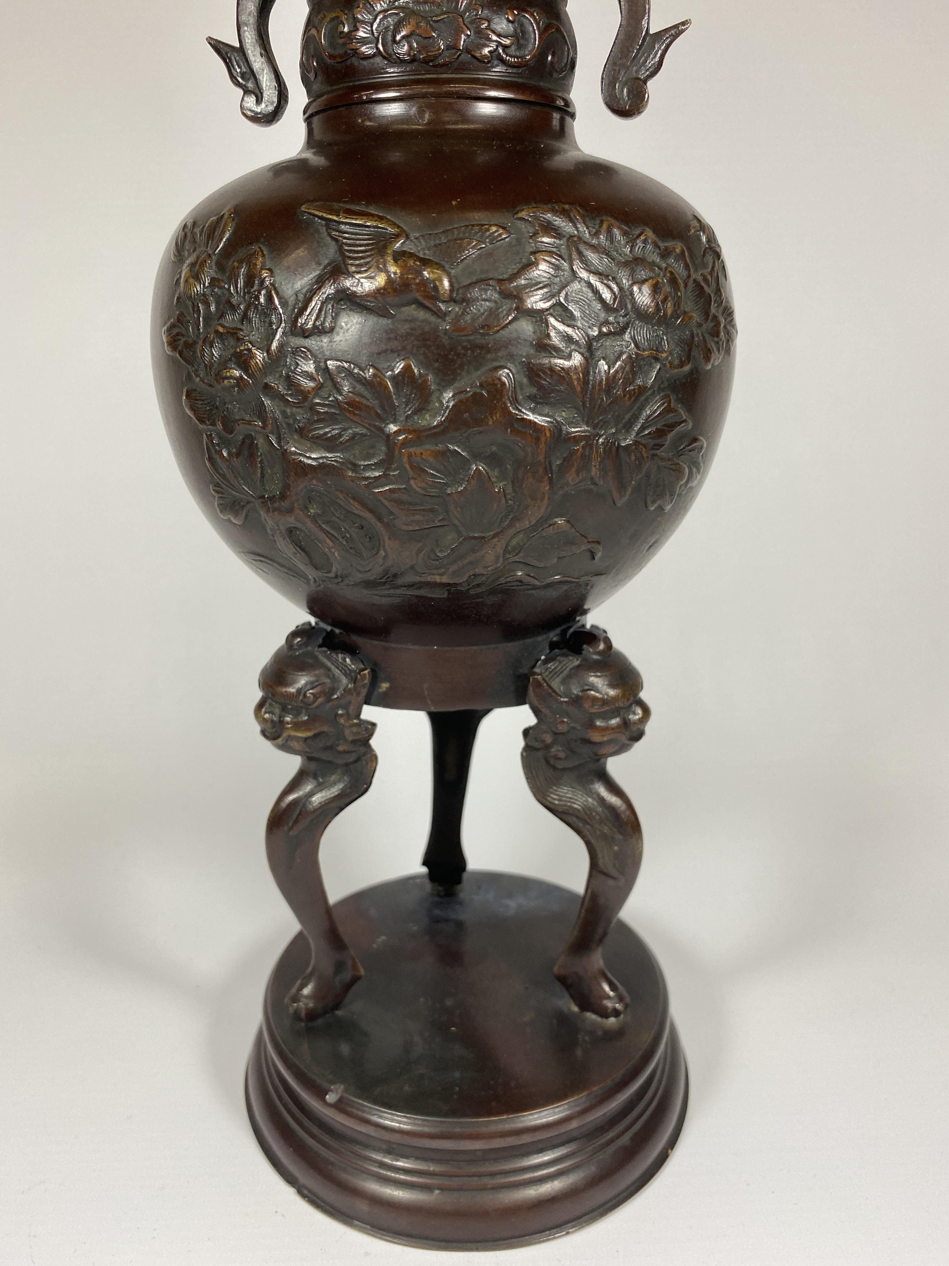 A PAIR OF LARGE JAPANESE MEIJI PERIOD (1868-1912) BRONZE VASE WITH TRIPOD LEGS ON BASE, HEIGHT 43CM - Image 4 of 6