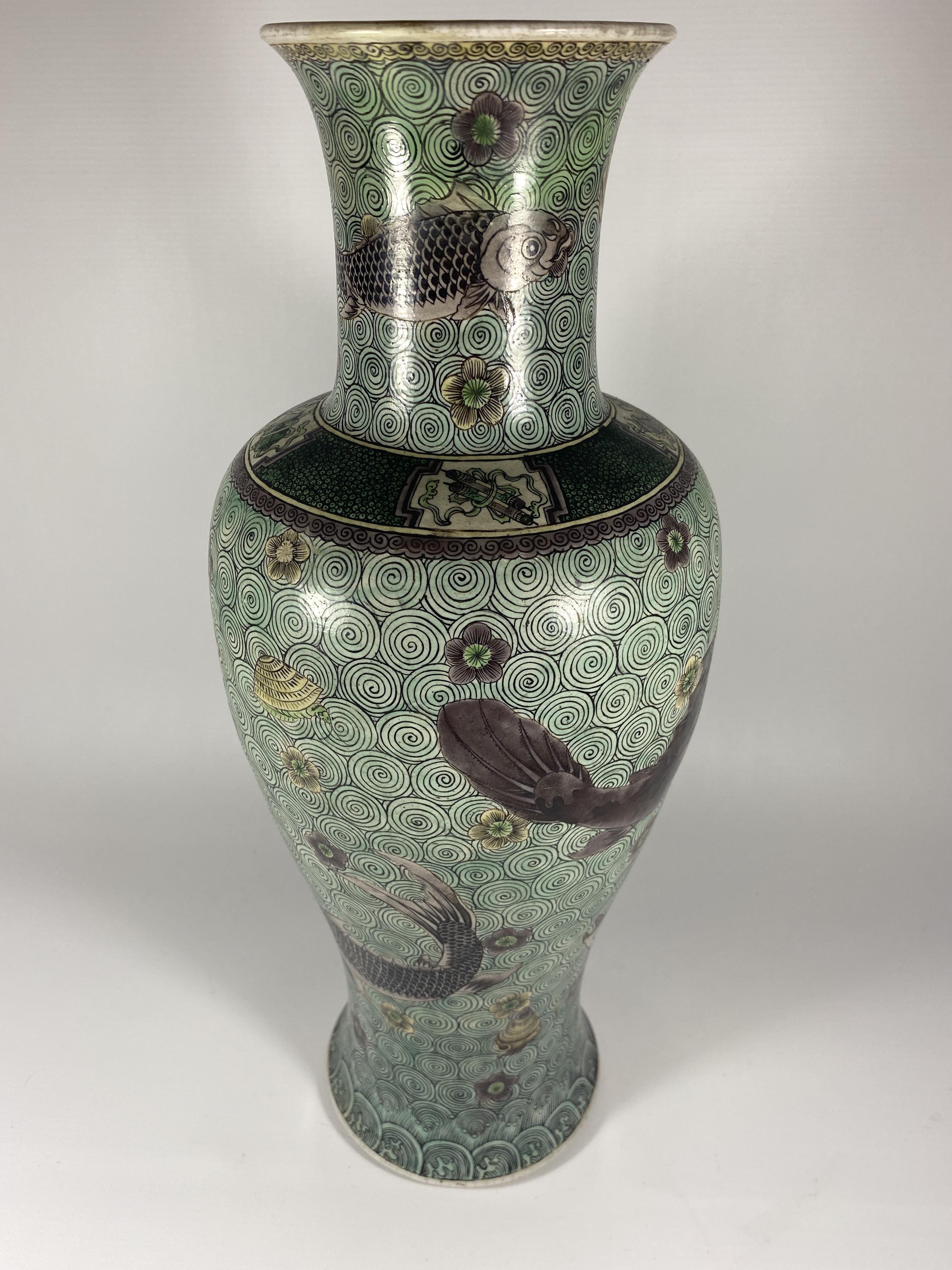 A LARGE MID 19TH CENTURY CHINESE BALUSTER FORM VASE WITH ENAMEL FISH ON A GEOMETRIC CIRCLES - Image 7 of 9