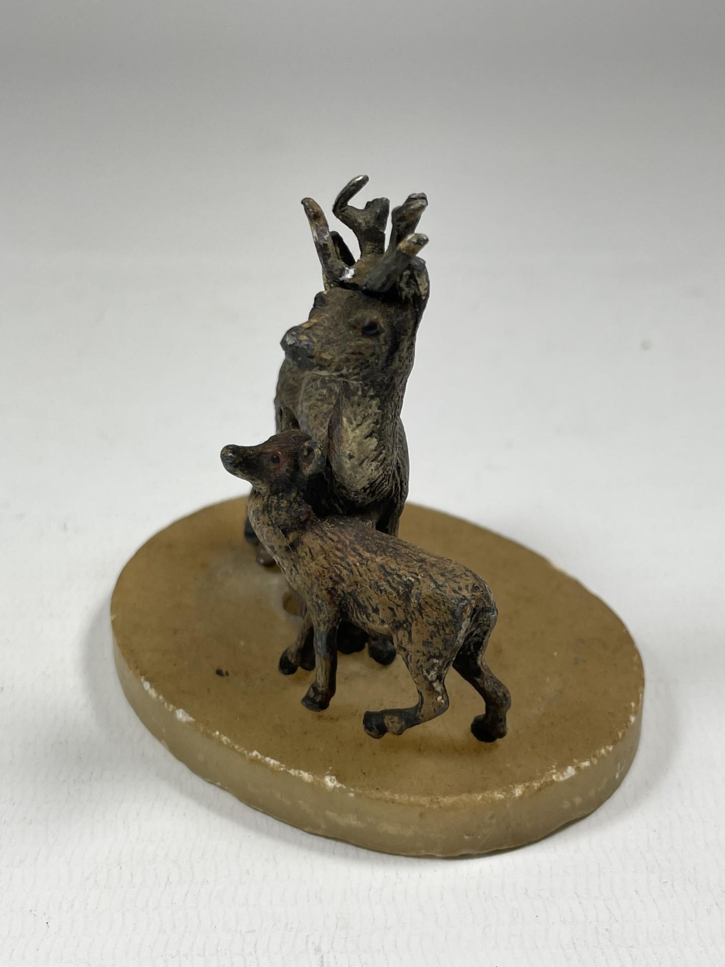 A VINTAGE MINIATURE AUSTRIAN COLD PAINTED SPELTER MODEL OF A DEER & FOAL - Image 4 of 5