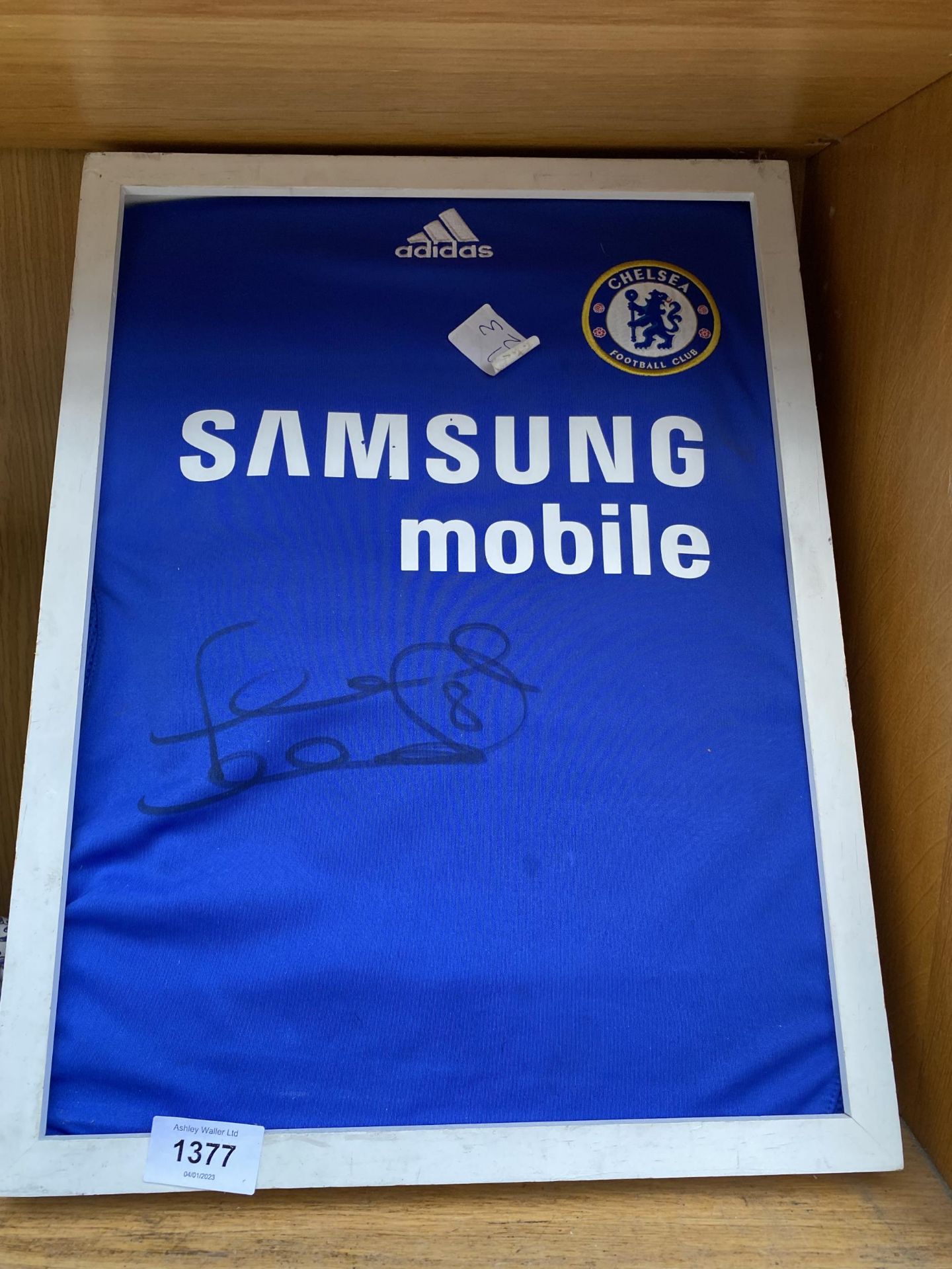 A FRAMED CHELSEA SHIRT BEARING FRANK LAMPARD AUTOGRAPH