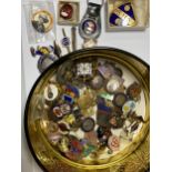 A TIN FULL OF VINTAGE ENAMEL BADGES, ROBERSTONS CRICKETER, SERVICE BADGES ETC