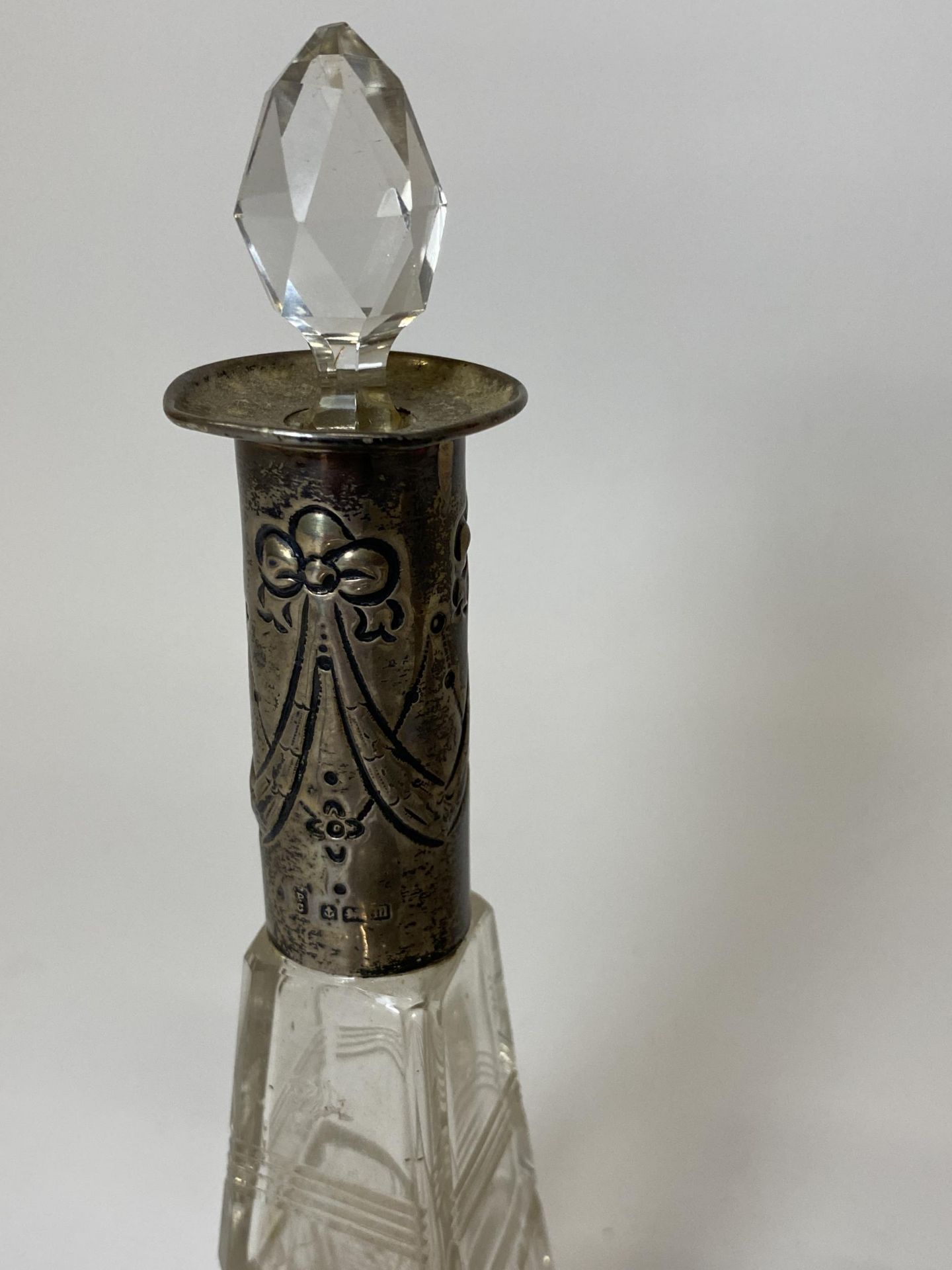 FOUR HALLMARKED SILVER ITEMS - THREE GLASS & SILVER TOPPED ITEMS AND A MOTHER OF PEARL HANDLED KNIFE - Image 4 of 4