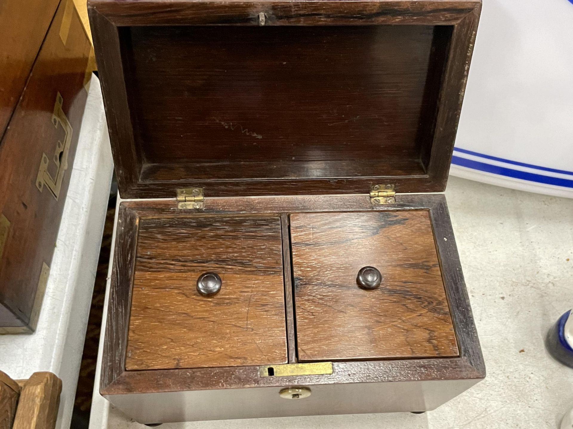 A 19TH CENTURY MAHOGANY TEA CADDY WITH TWO INNER LIDDED SECTIONS - Image 2 of 2