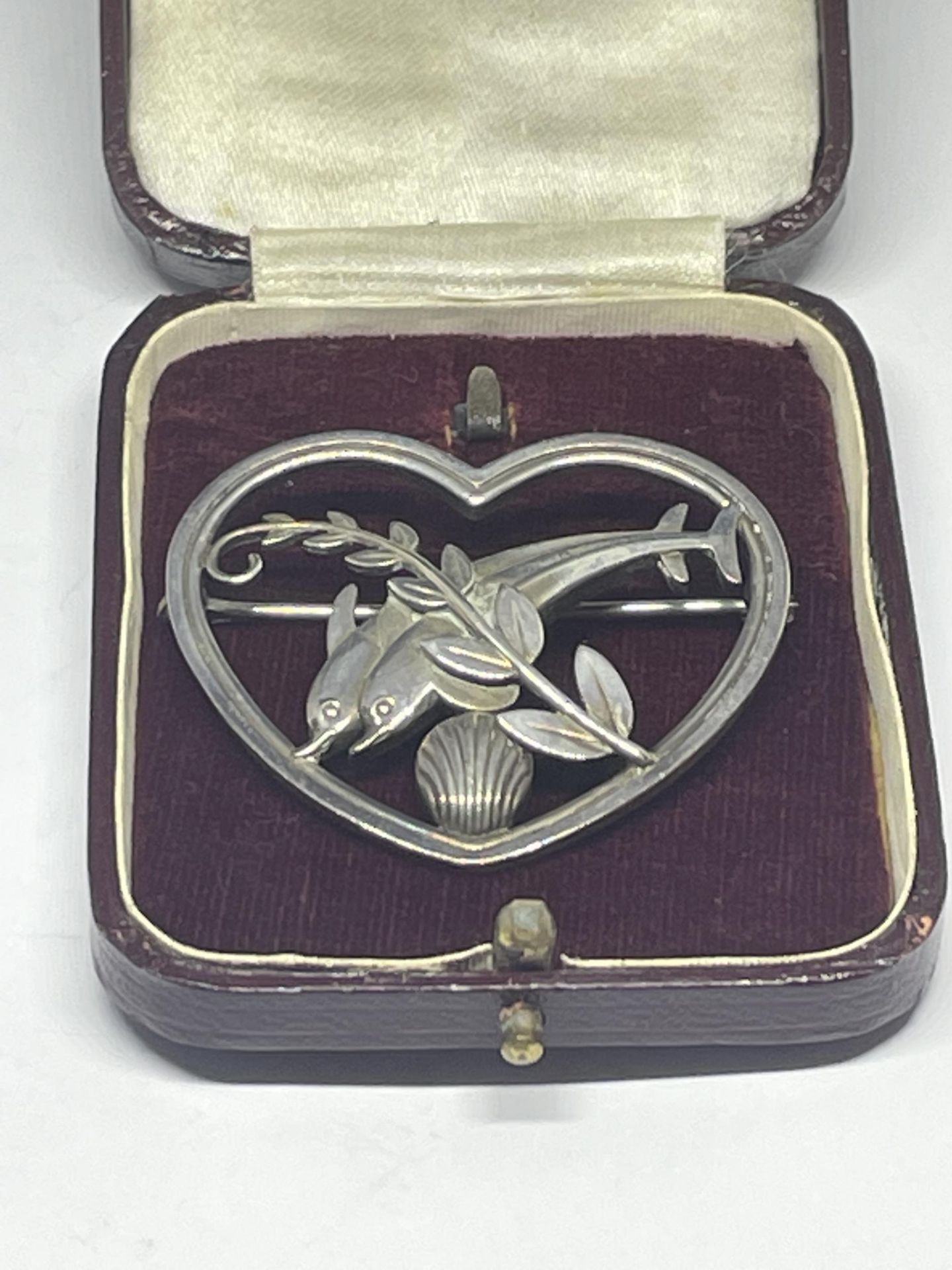 A GEORG JENSON SILVER BROOCH IN A HEART AND DOLPHIN 312 IN A PRESENTATION BOX - Image 4 of 4
