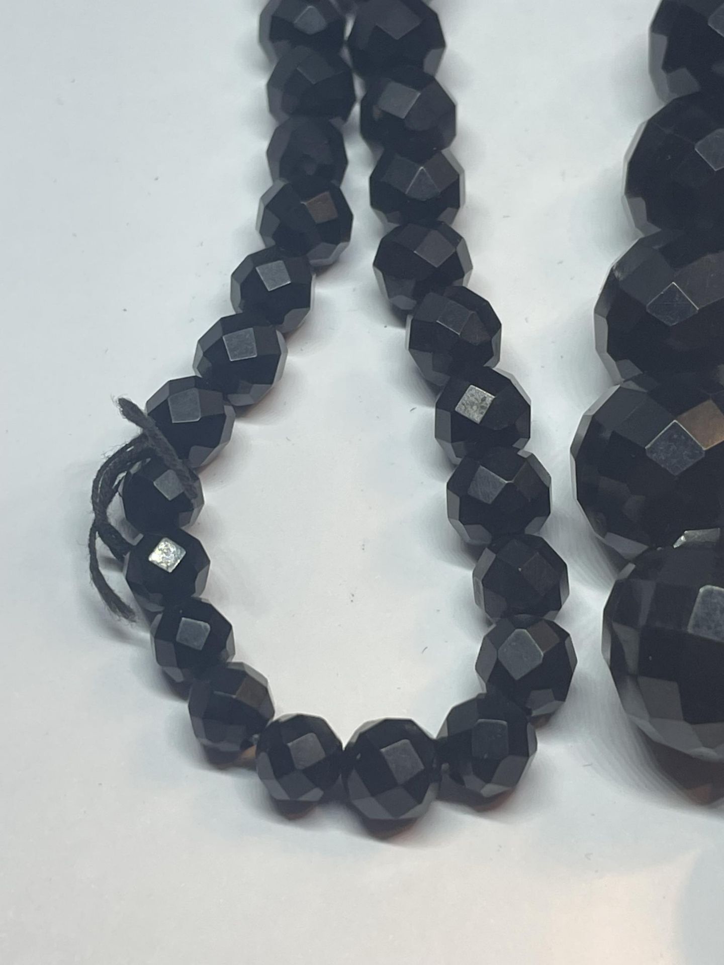 A WHITBY JET NECKLACE ADJUSTABLE LENGTH APPROXIMATELY 98CM - Image 3 of 3