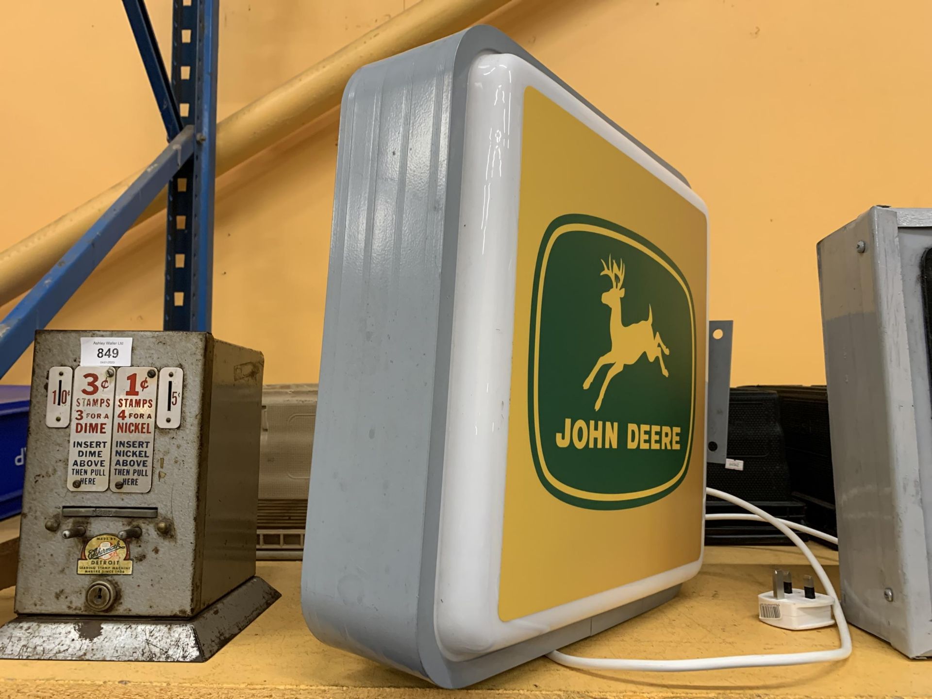 A JOHN DEERE DOUBLE SIDED ILLUMINATED SIGN - WORKING AT TIME OF CATALOGUING WIDTH 40CM, HEIGHT 40CM, - Bild 2 aus 2