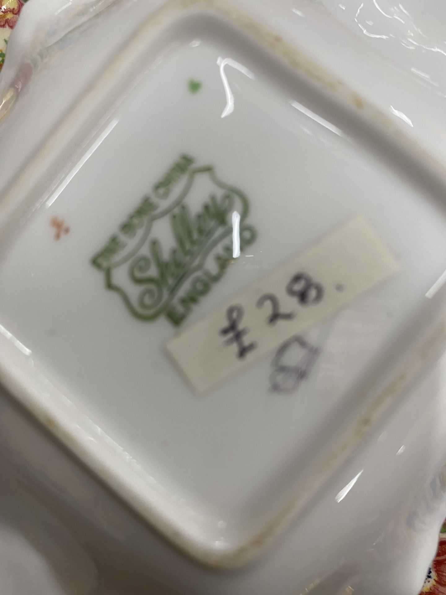 A QUANTITY OF 'CHINTZ' TO INCLUDE VARIOUS SIZED PLATES, A BOWL, TOAST RACK, EGG CUP AND PEPPER POT - Image 6 of 6