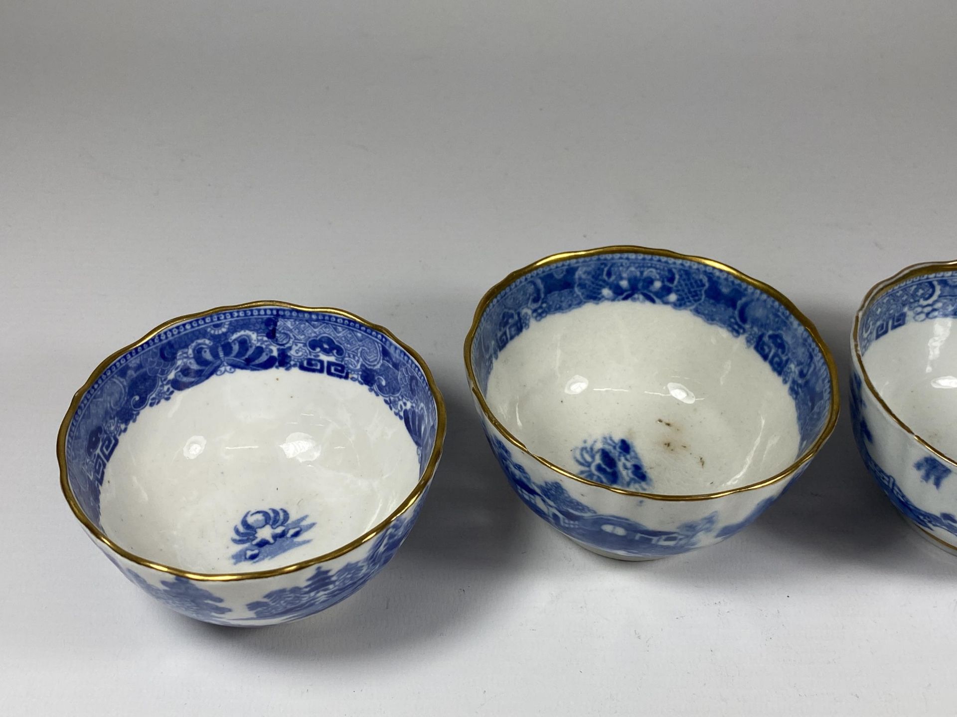 FOUR 19TH CENTURY CHINESE QING EXPORT PORCELAIN CANTON BLUE & WHITE TEA BOWLS, DIAMETER 9CM - Image 2 of 4