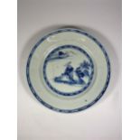 AN 18/19TH CENTURY CHINESE BLUE AND WHITE PORCELAIN PLATE, DIAMETER 22.5CM