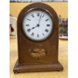 AN EDWARDIAN INLAID MAHOGANY MANTLE CLOCK BY ALFRED GOAD & SONS, LONDON