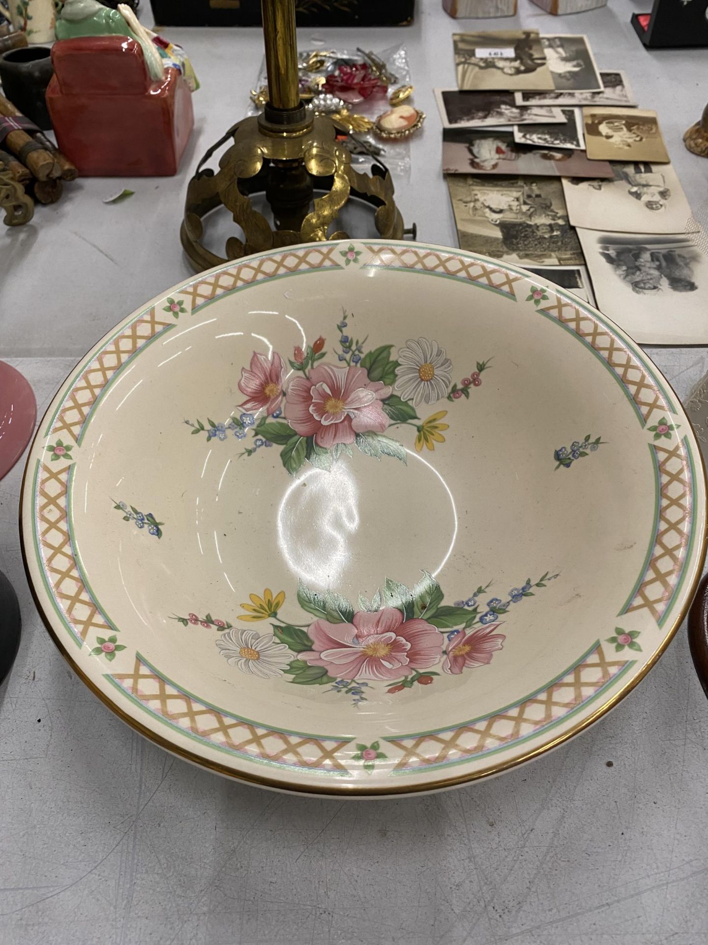 A VINTAGE WADE FLORAL DECORATED BOWL, DIAMETER 26.5CM