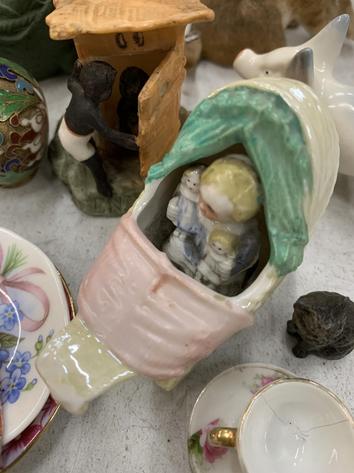 ACOLLECTION OF MINIATURE ITEMS TO INCLUDE FIGURES, ANIMALS, PLATES, JUGS, ETC - Image 4 of 5