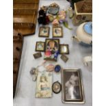 A MIXED LOT TO INCLUDE MINIATURE PICTURES, SMALL VINTAGE TEDDIES, A SMALL BAROLA STYLE MIRROR, ETC
