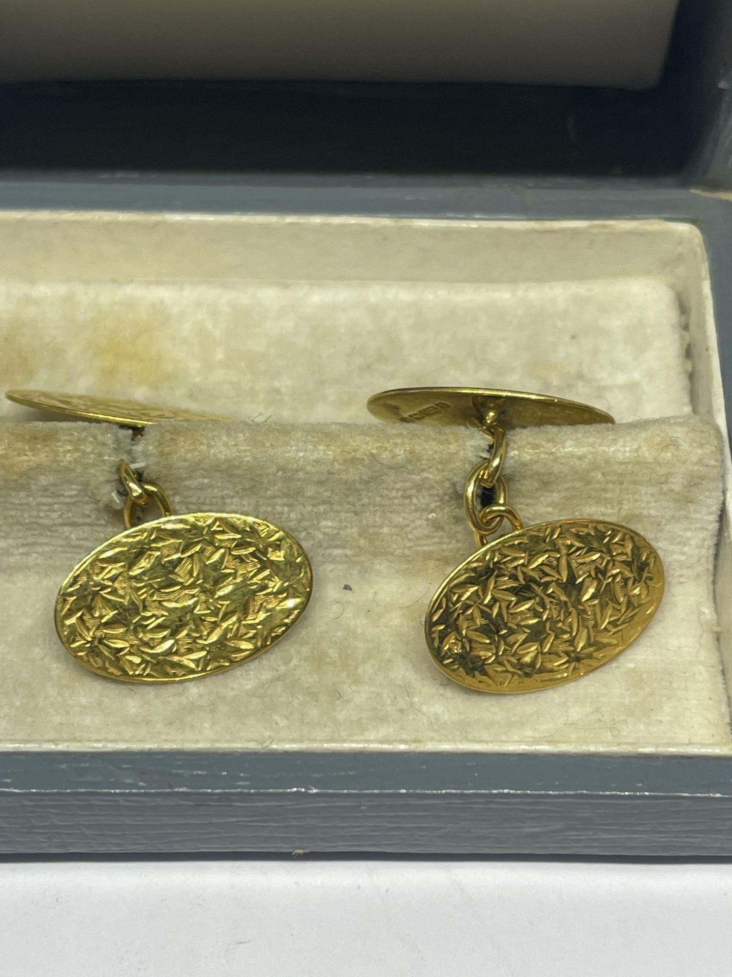 A PAIR OF 9 CARAT GOLD BIRMINGHAM 1900 CUFFLINKS GROSS WEIGHT 4.97 GRAMS IN A PRESENTATION BOX - Image 2 of 3