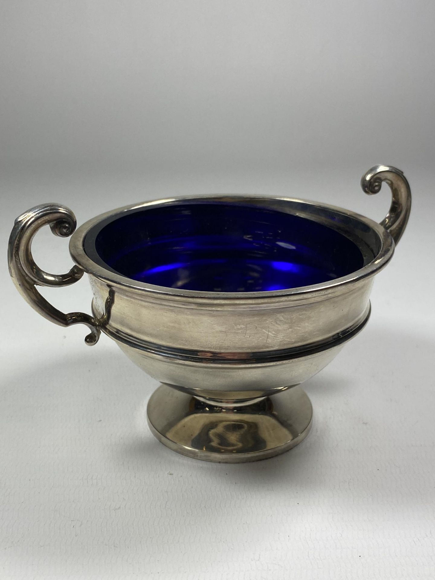 A GEORGE V SILVER TWIN HANDLED PEDESTAL BOWL WITH BLUE GLASS LINER, HALLMARKS FOR BIRMINGHAM, 1913 - Image 3 of 3