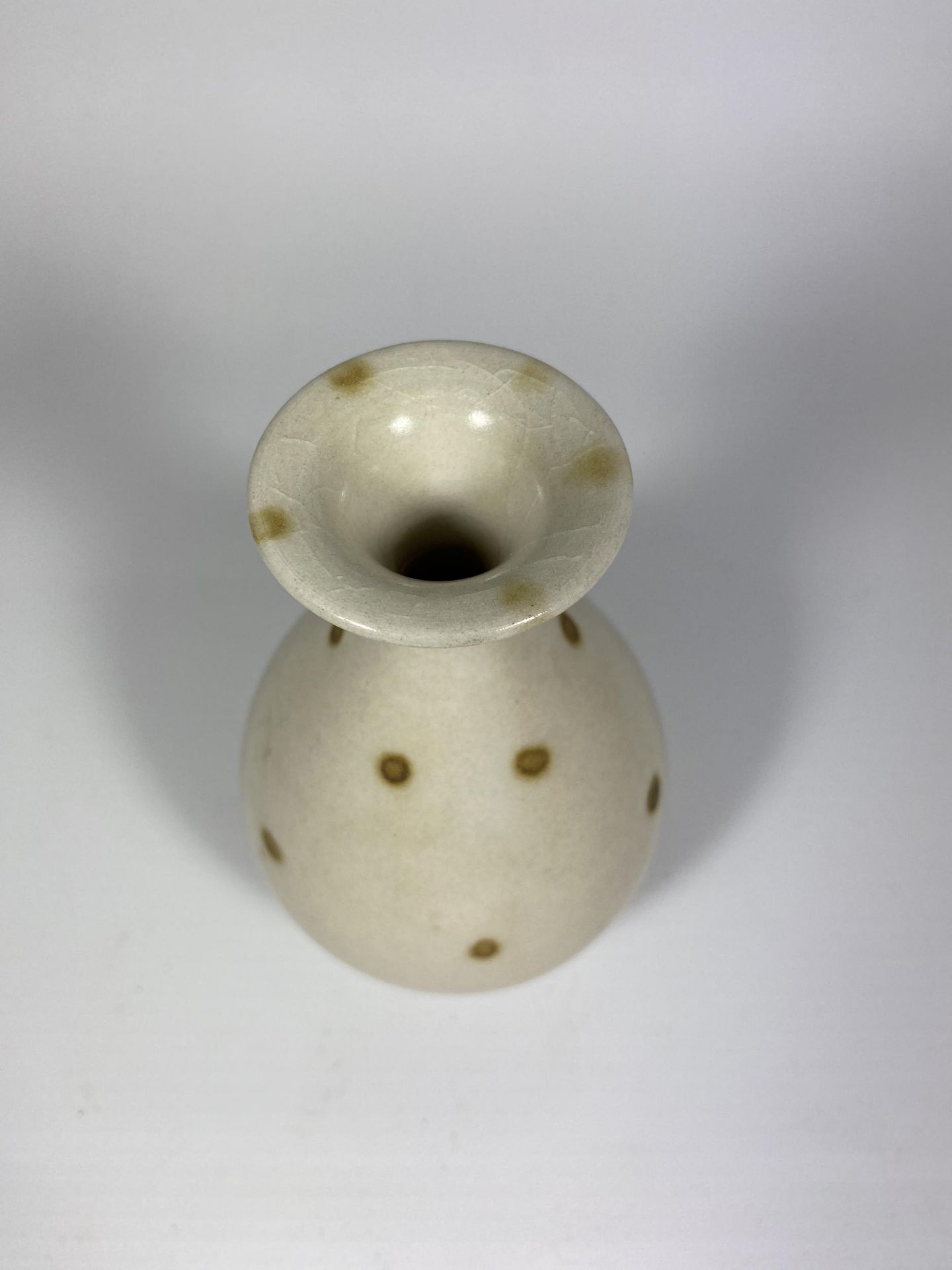 A CHINESE PORCELAIN BOTTLE VASE ON CARVED WOODEN STAND, HEIGHT OF VASE 13CM - Image 3 of 5