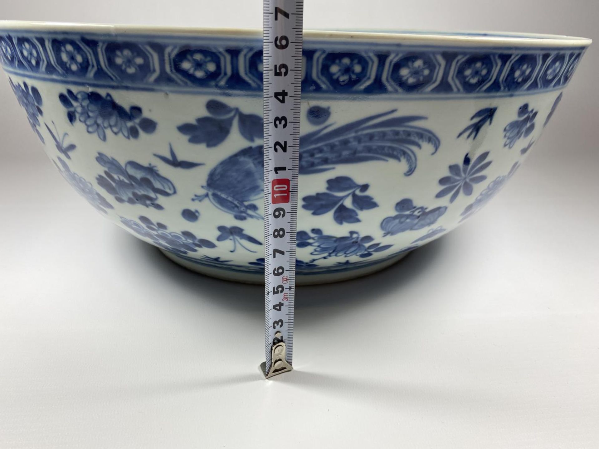 A LARGE AND IMPRESSIVE EARLY 19TH CENTURY CHINESE QING BLUE AND WHITE PORCELAIN PUNCH / FRUIT BOWL - Image 13 of 14