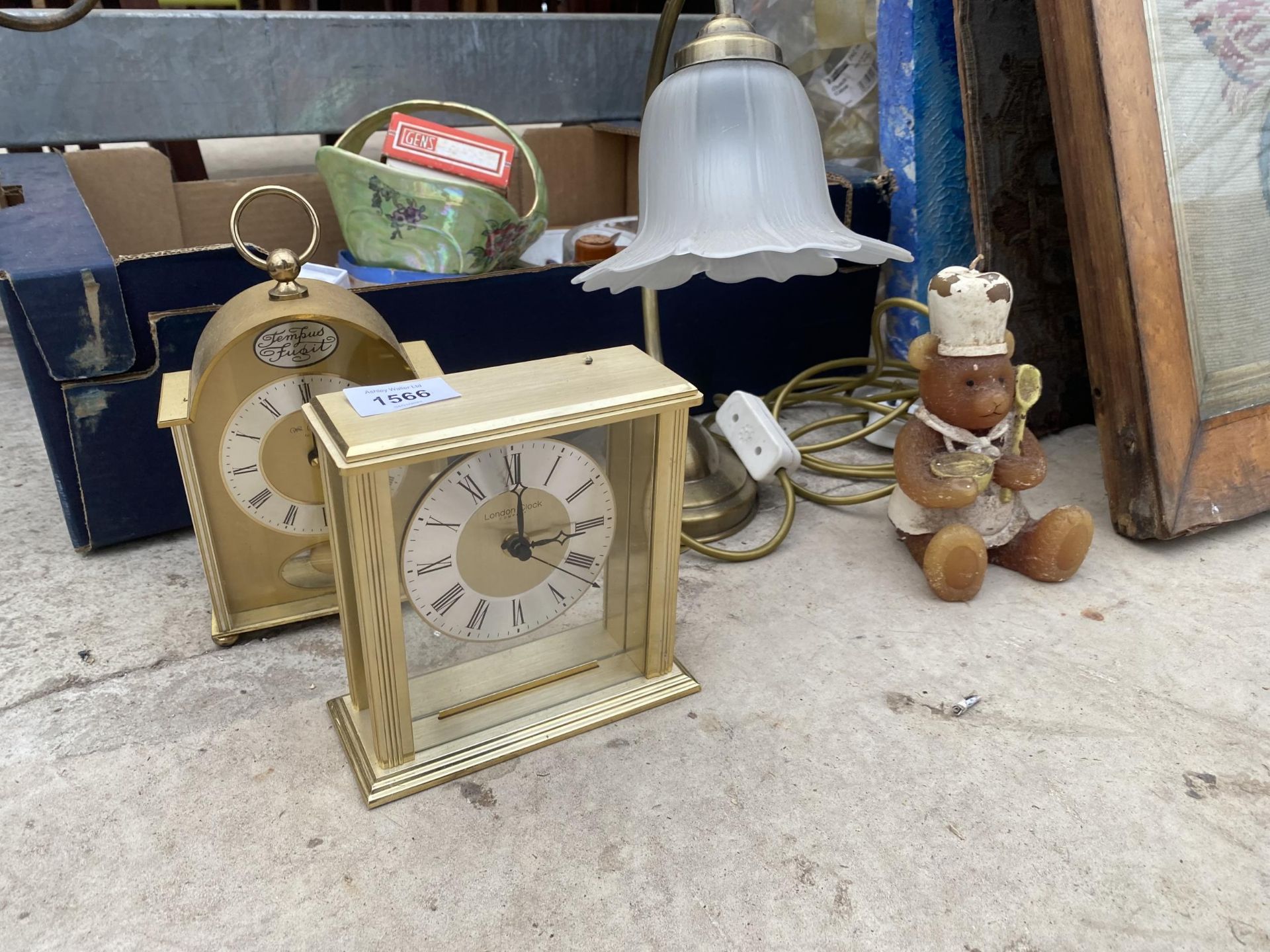 AN ASSORTMENT OF ITEMS TO INCLUDE CLOCKS, BOWLS AND A LAMP ETC - Image 2 of 5