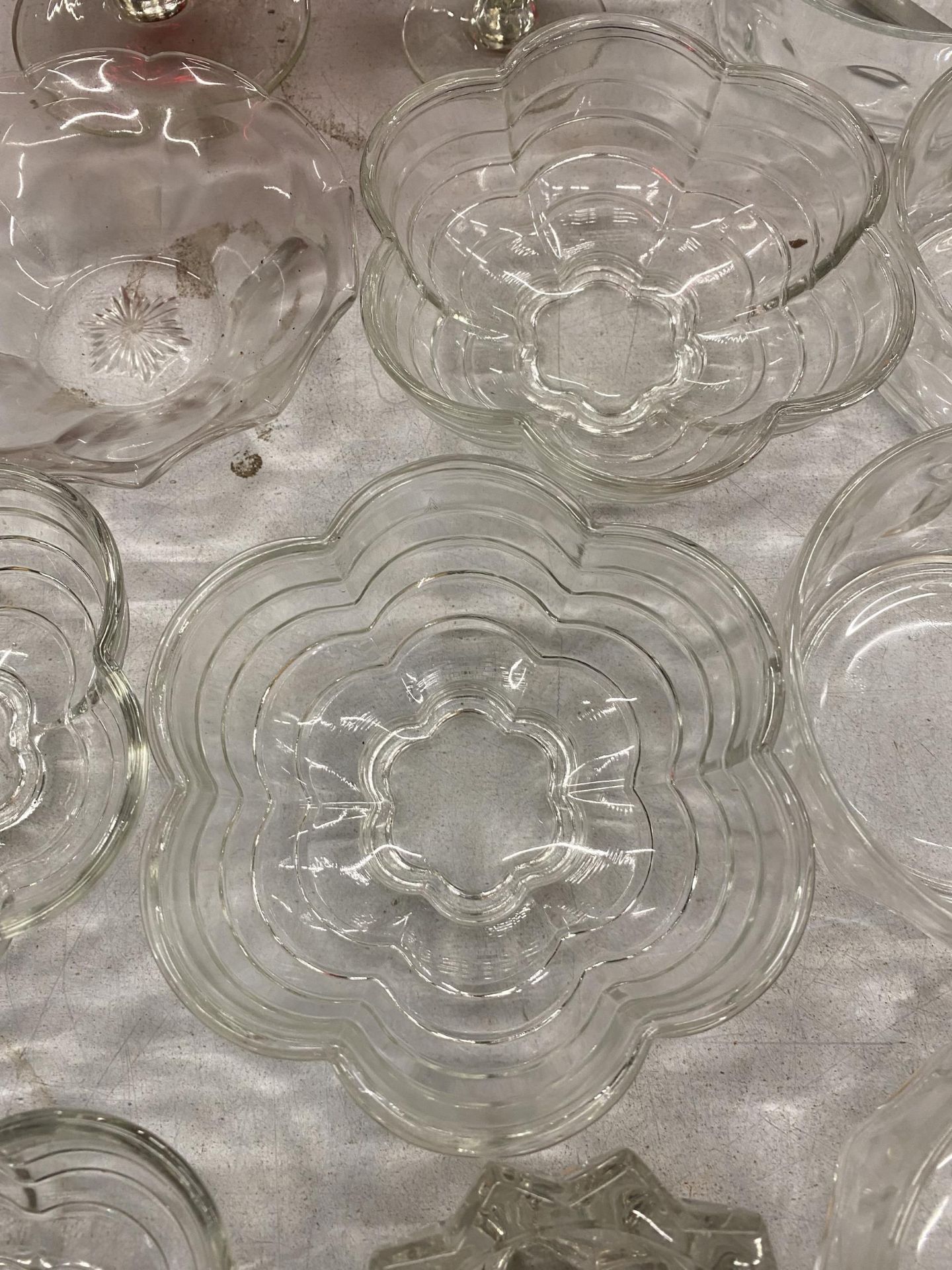 A QUANTITY OF GLASSWARE TO INCLUDE DESSERT BOWLS, GLASSES, VASE, JUG, ETC - Image 5 of 5