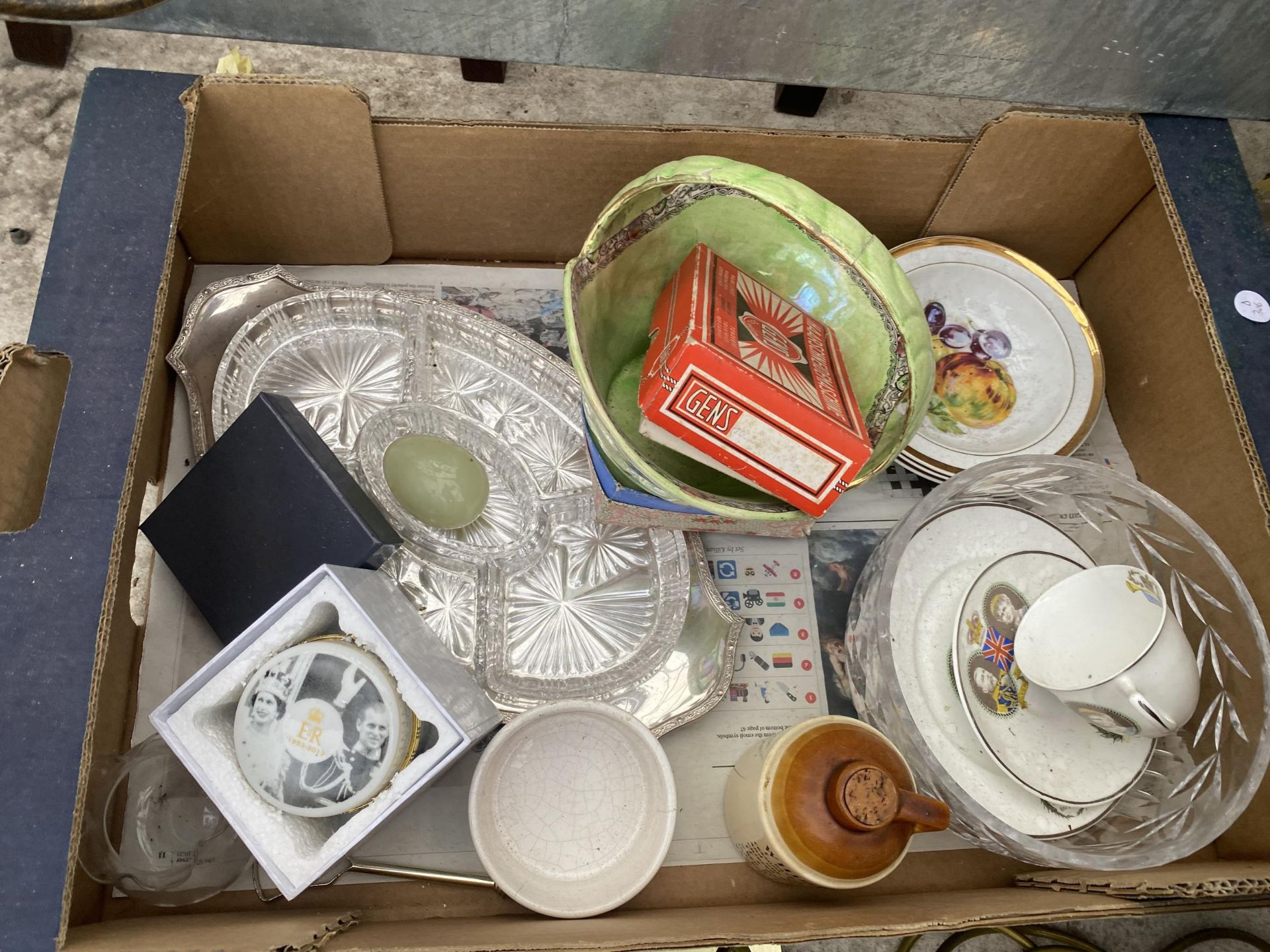 AN ASSORTMENT OF ITEMS TO INCLUDE CLOCKS, BOWLS AND A LAMP ETC - Image 3 of 5