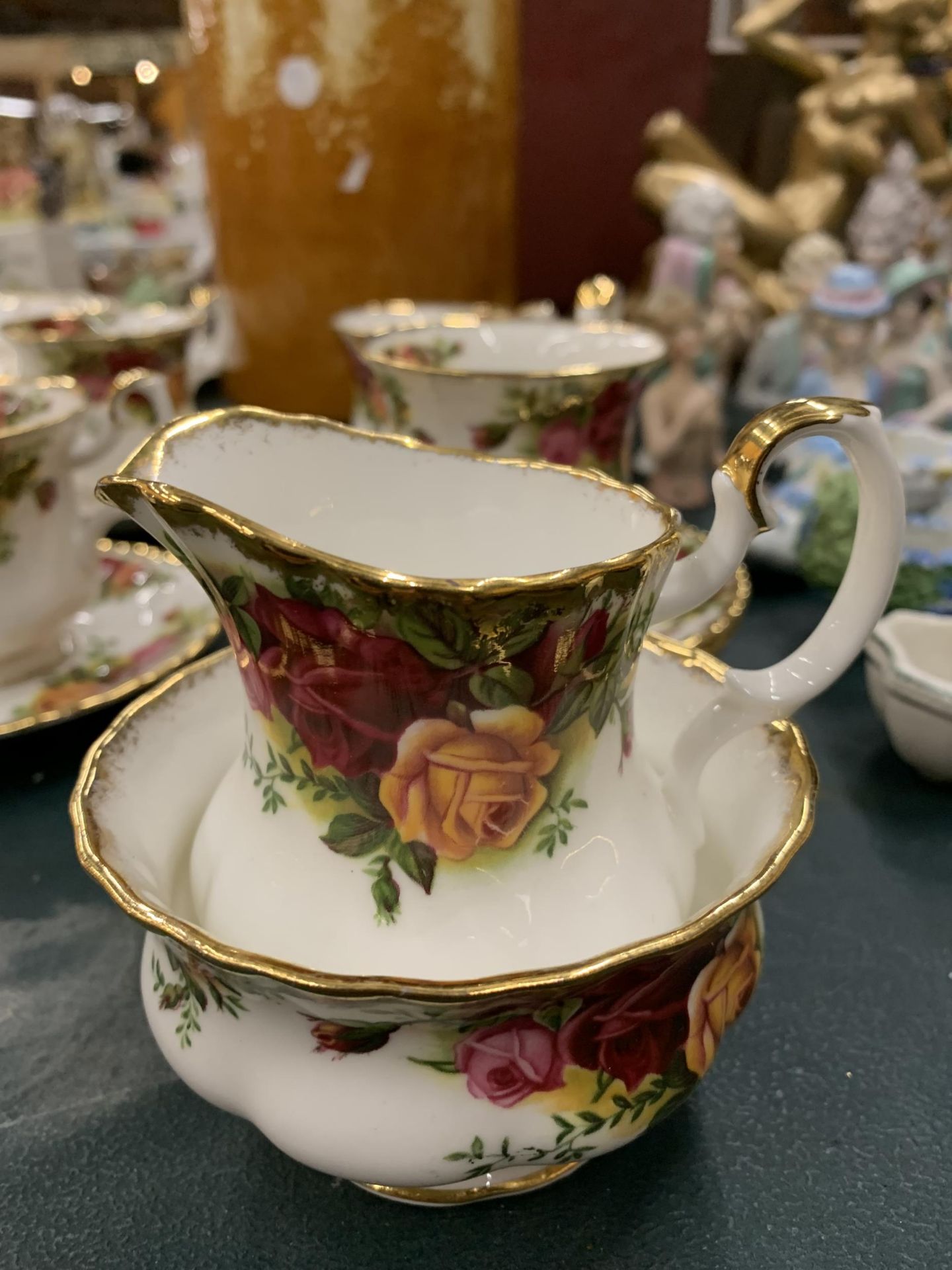 A QUANTITY OF ROYAL ALBERT 'OLD COUNTRY ROSES' TO INCLUDE CUPS, SAUCERS, SUGAR BOWL AND CREAM JUG - Image 3 of 4