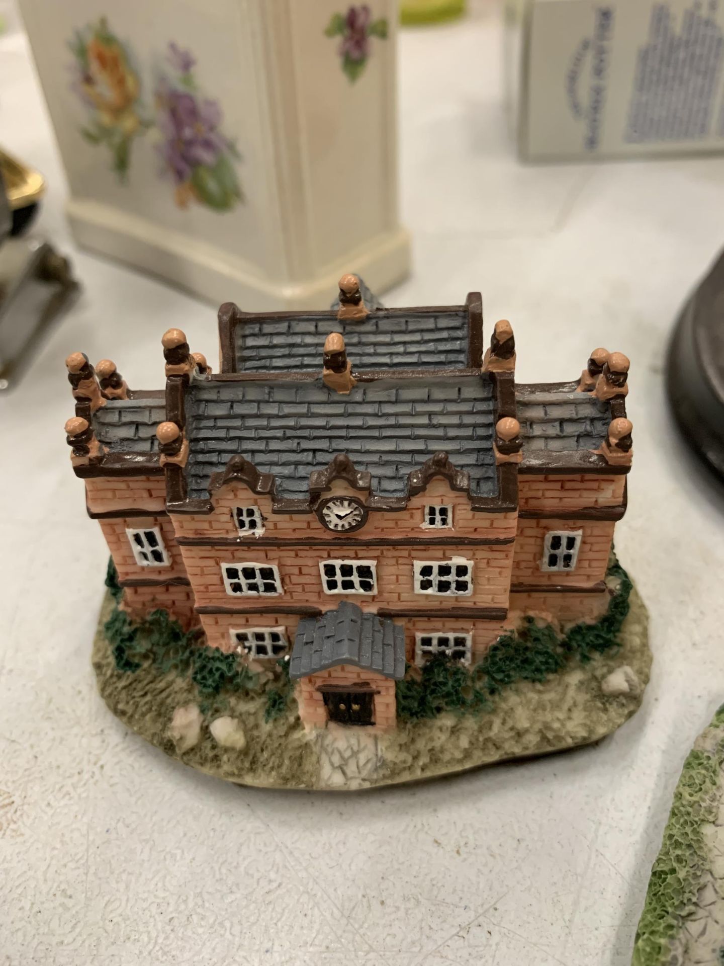 A QUANTITY OF COLLECTABLE COTTAGES TO INCLUDE LILLIPUT LANE AND WADE CORONATION STREET - Image 4 of 4