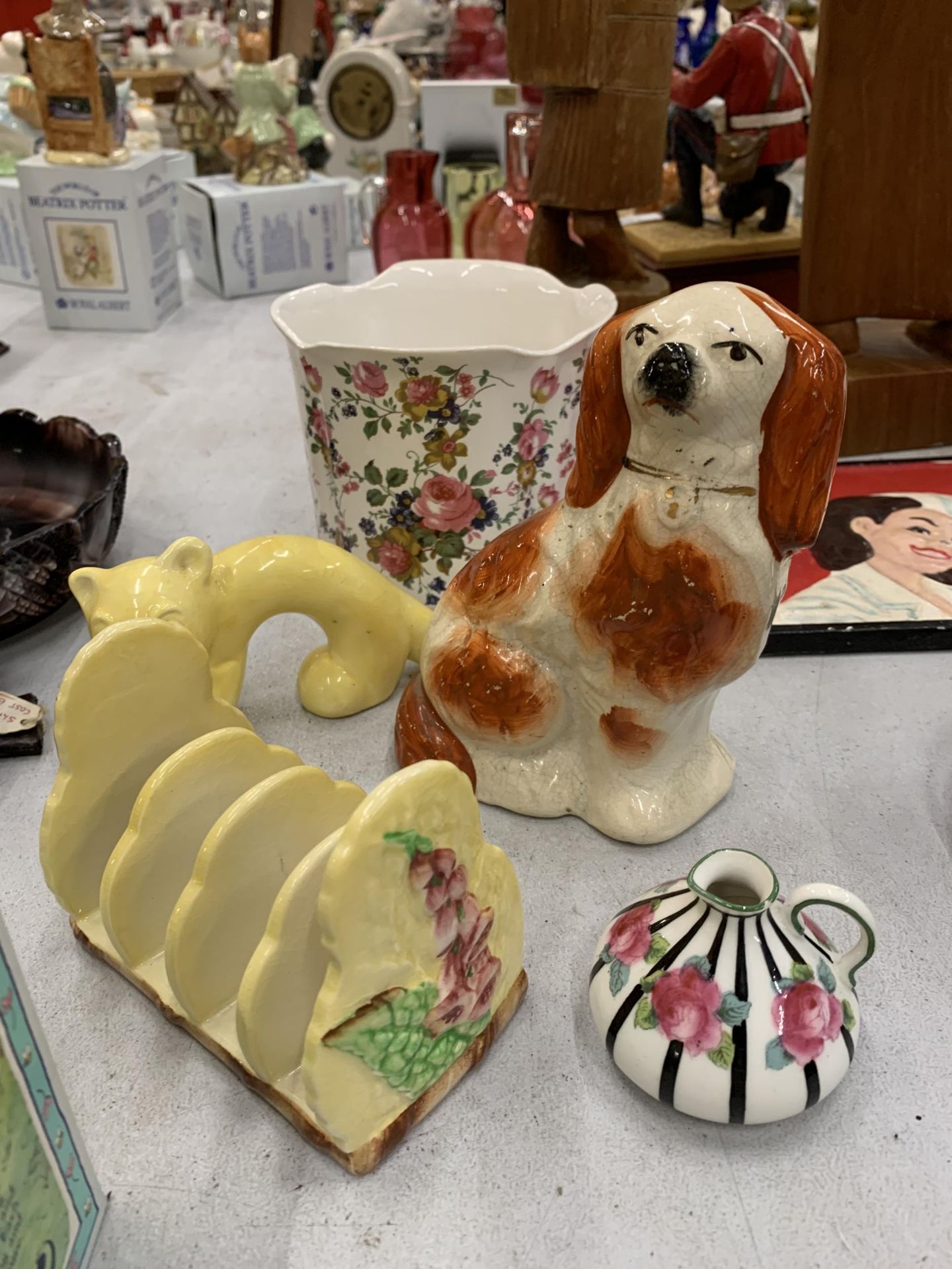 A QUANTITY OF CERAMIC ITEMS TO INCLUDE A BOXED ROYAL DOULTON WINNIE-THE-POOH, ROYAL COPENHAGEN ' - Image 3 of 5