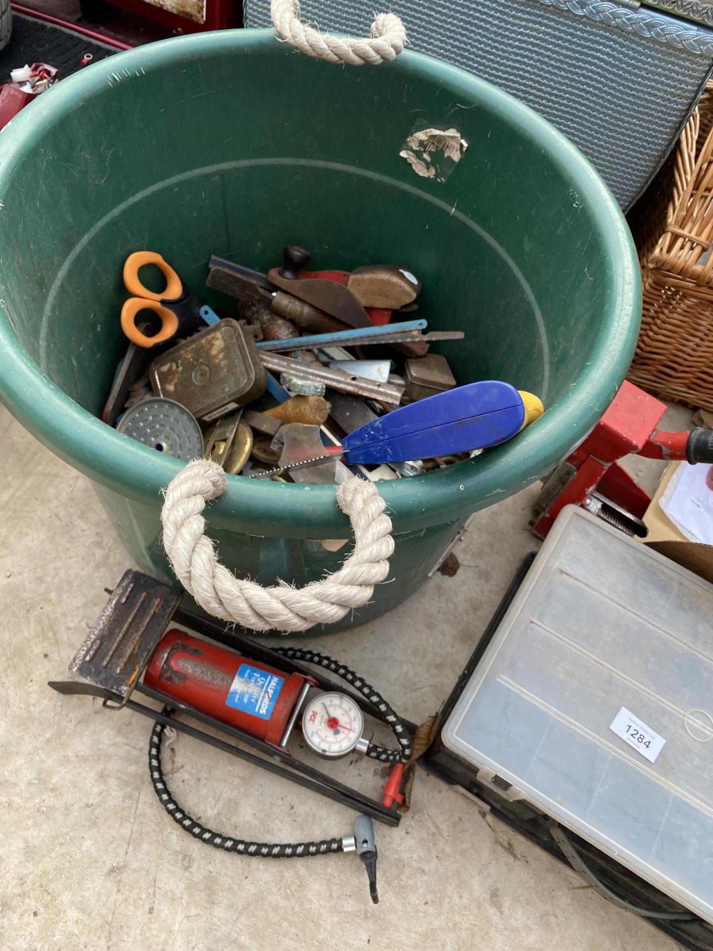 AN ASSORTMENT OF TOOLS TO INCLUDE A FOOT PUMP, WOOD PLANE AND HARDWARE ETC - Image 2 of 5