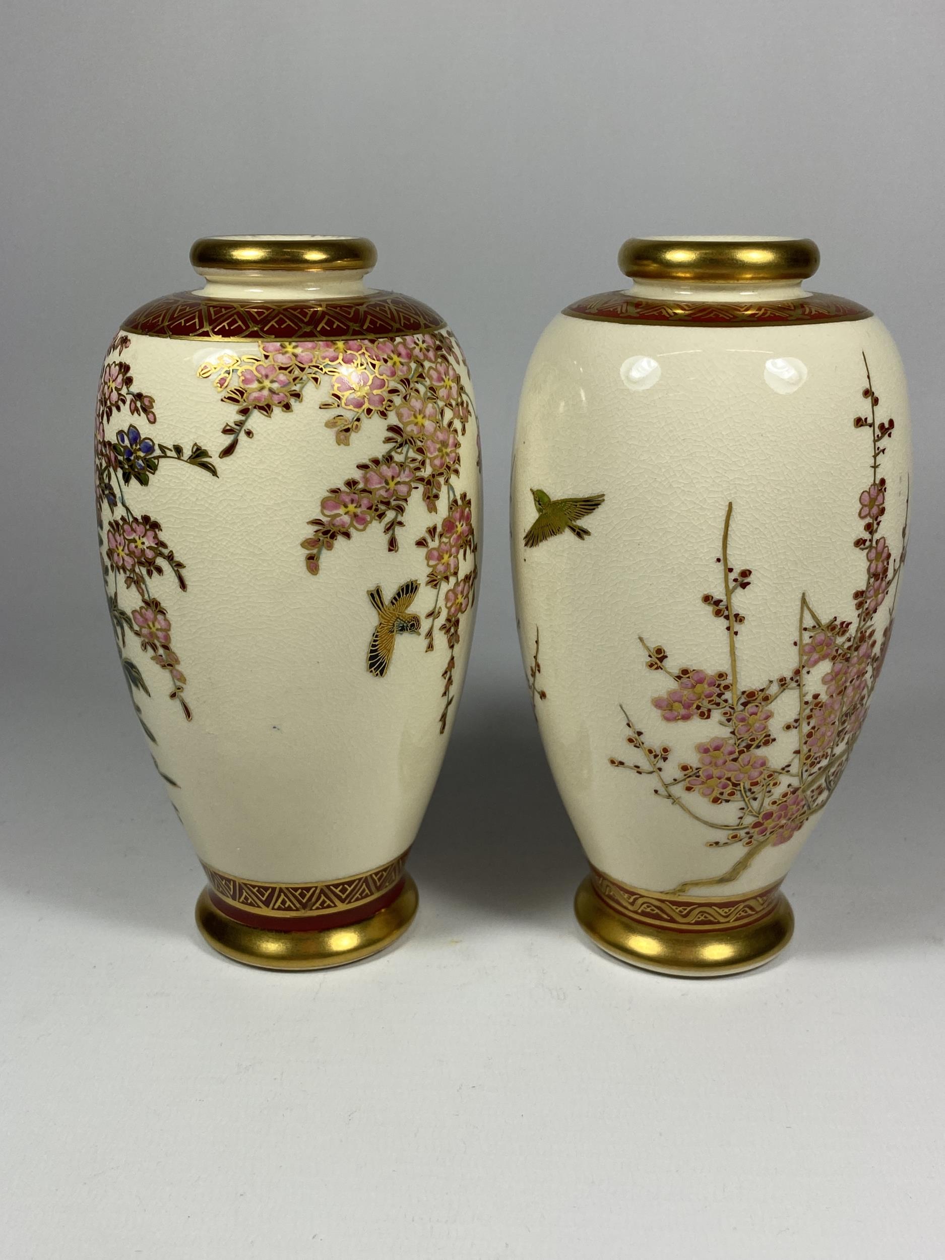 TWO JAPANESE SATSUMA HAND PAINTED VASES WITH GILT FLORAL DESIGN, MARKED TO BASE, HEIGHT 15.5CM - Image 5 of 6
