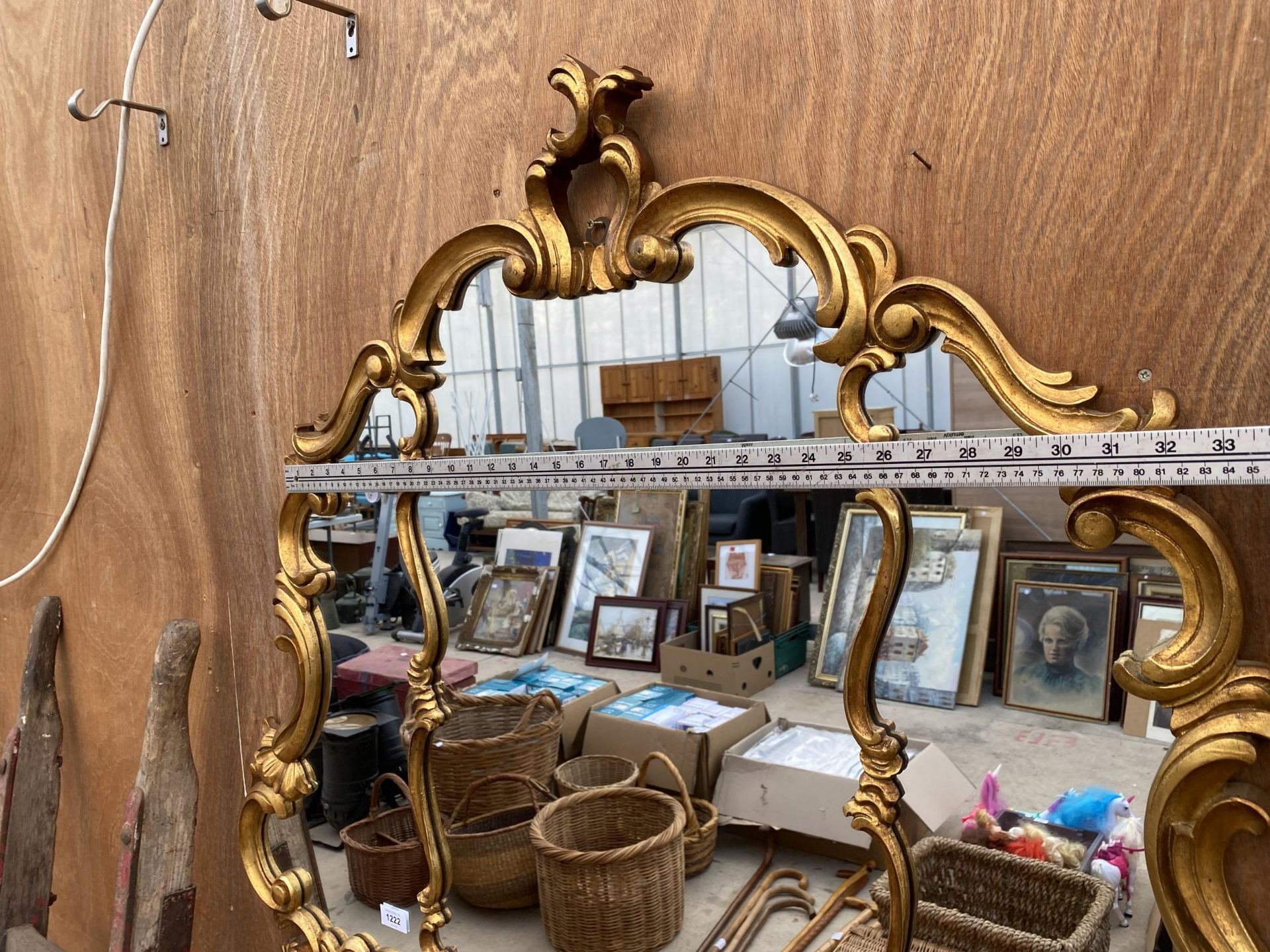 A LARGE DECORATIVE GILT FRAMED WALL MIRROR - Image 6 of 6