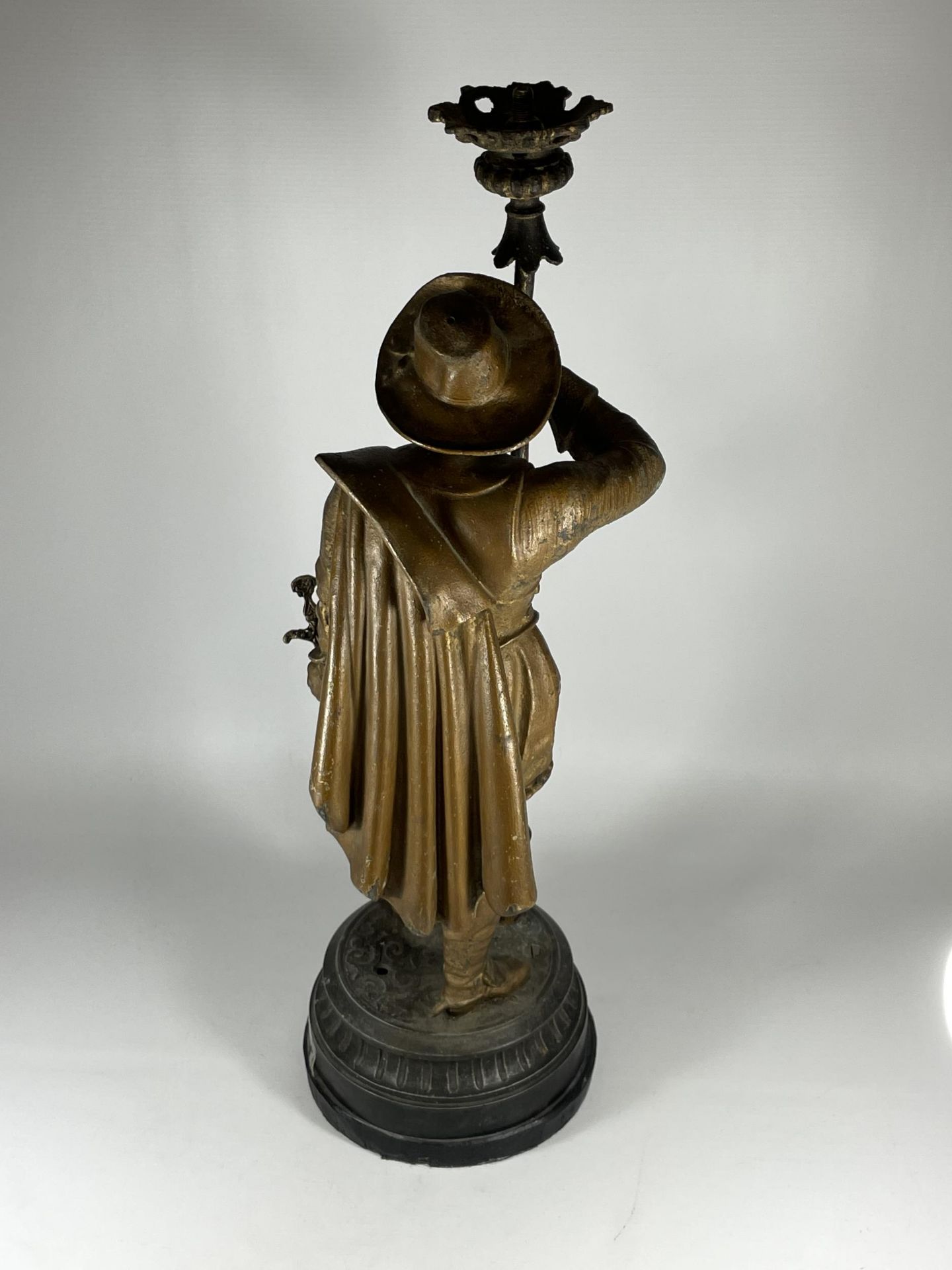 A LARGE SPELTER LAMP BASE MODELLED AS A SWORDSMAN, HEIGHT 59CM - Image 3 of 3