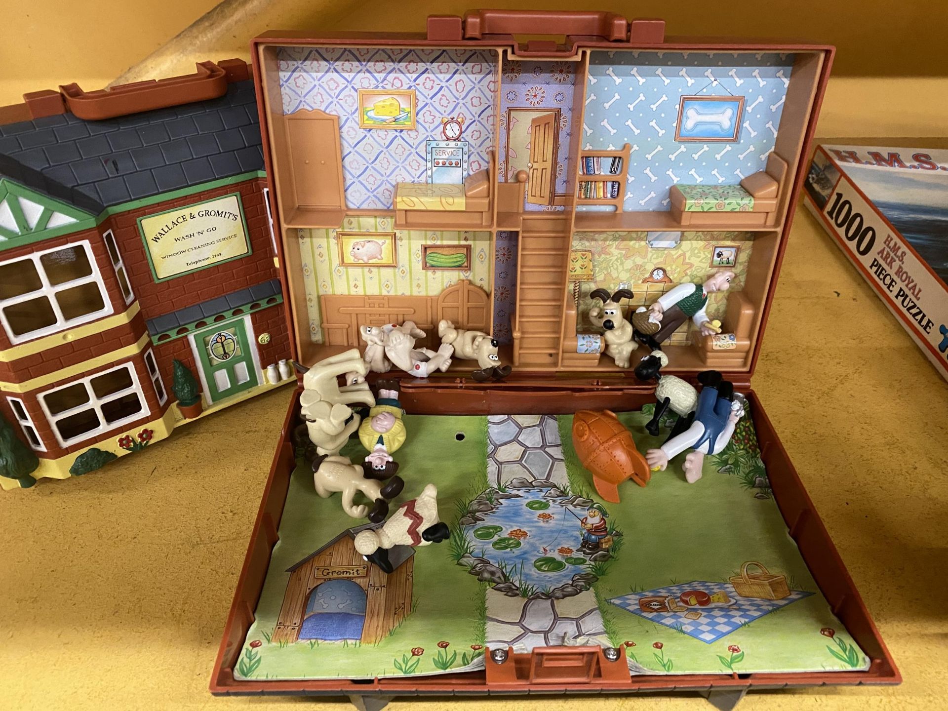 TWO WALLACE AND GROMIT 'WASH 'N' GO PLAY SETS COMPLETE WITH ACCESORIES - Image 2 of 3