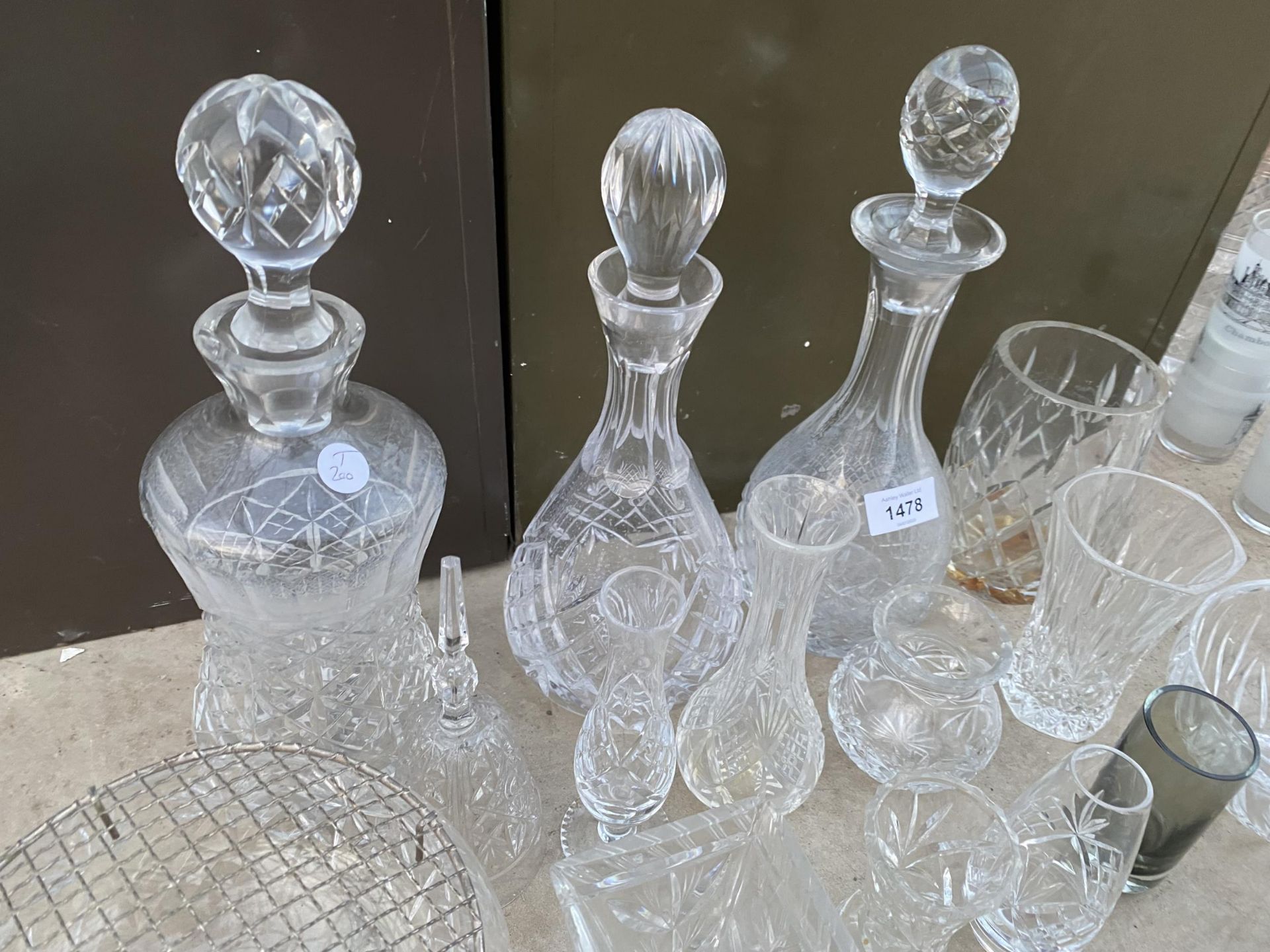 AN ASSORTMENT OF GLASS WARE TO INCLUDE DECANTORS, VASES AND BOWLS ETC - Image 2 of 3