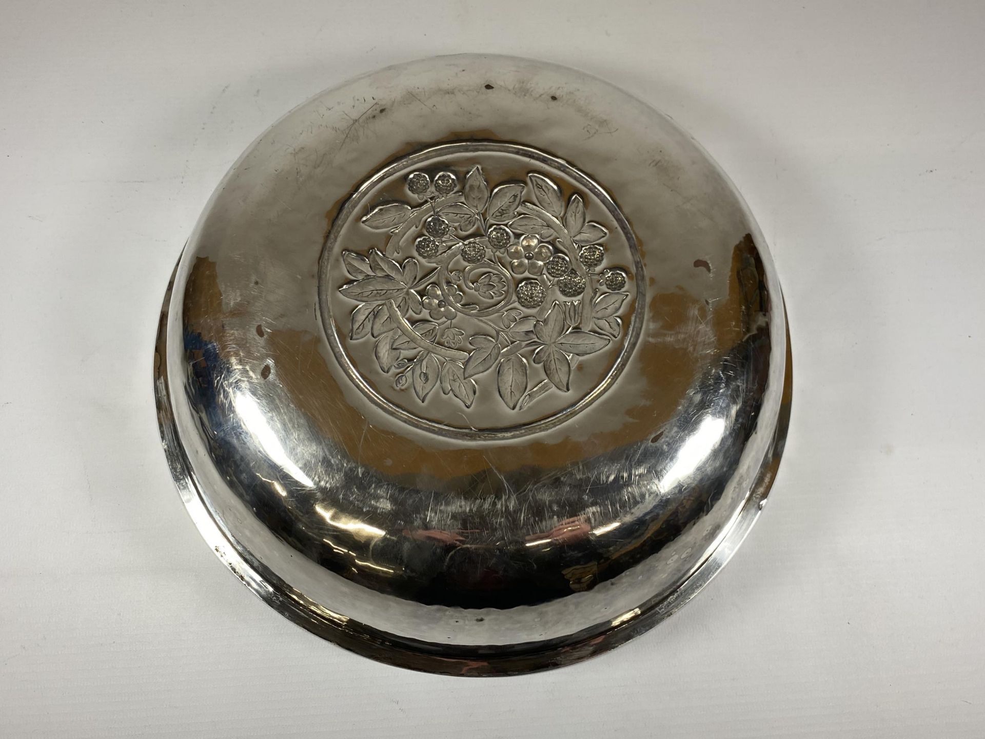 A RARE ART NOUVEAU 'D.S.C.G' SILVER PLATED - DUCHESS SUTHERLAND CRIPPLES GUILD HAMMERED EFFECT - Image 4 of 5