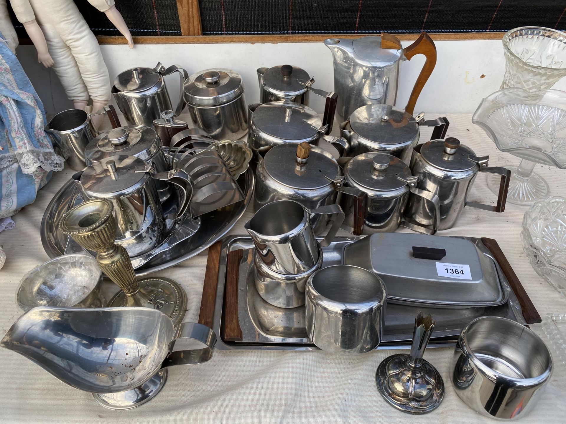 A LARGE ASSORTMENT OF STAINLESS STEEL ITEMS TO INCLUDE TEAPOTS, JUGS AND A toast rack etc