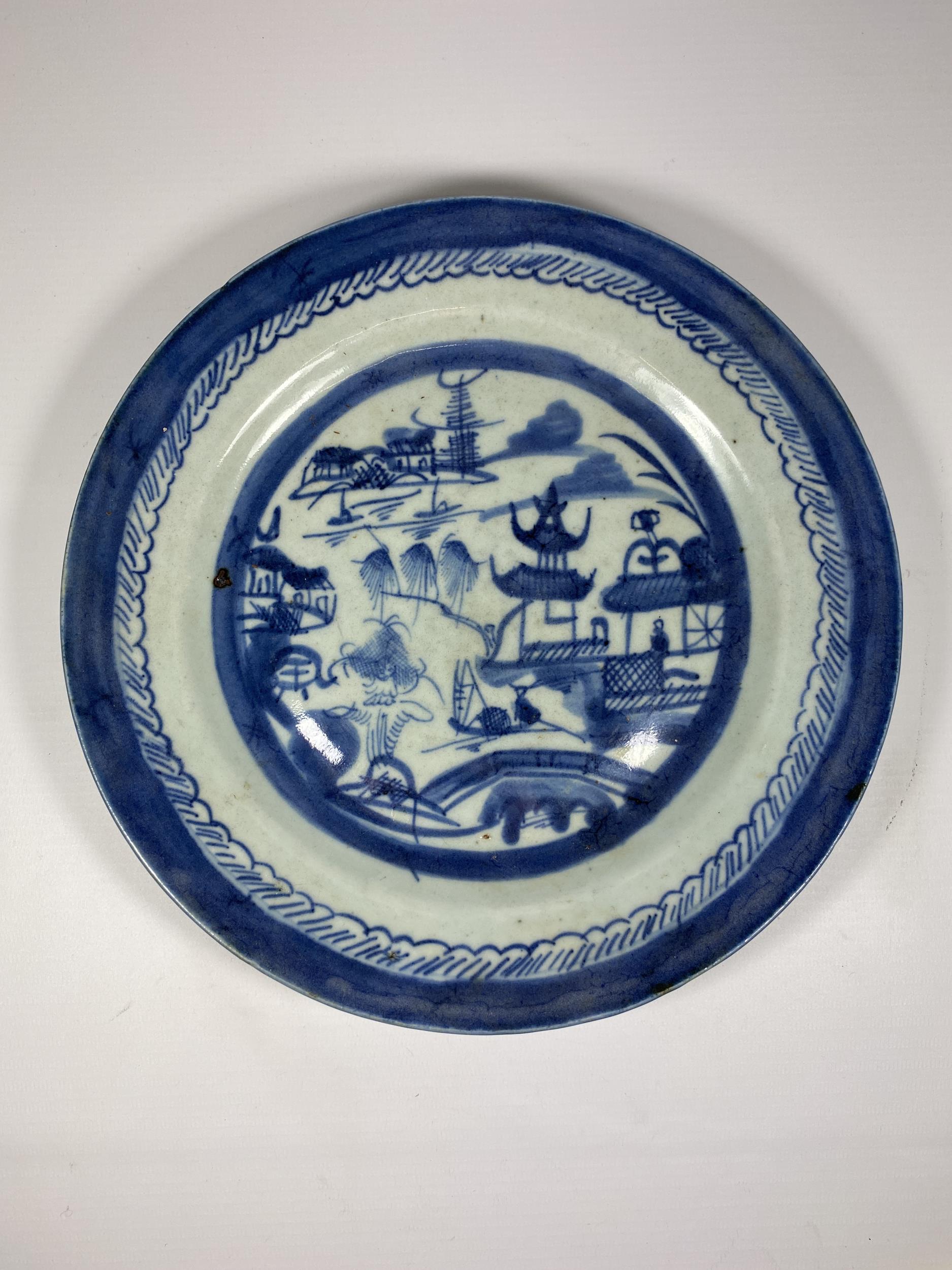 A 19TH CENTURY QING PERIOD CHINESE BLUE AND WHITE PORCELAIN EXPORT PLATE WITH PAGODA LANDSCAPE