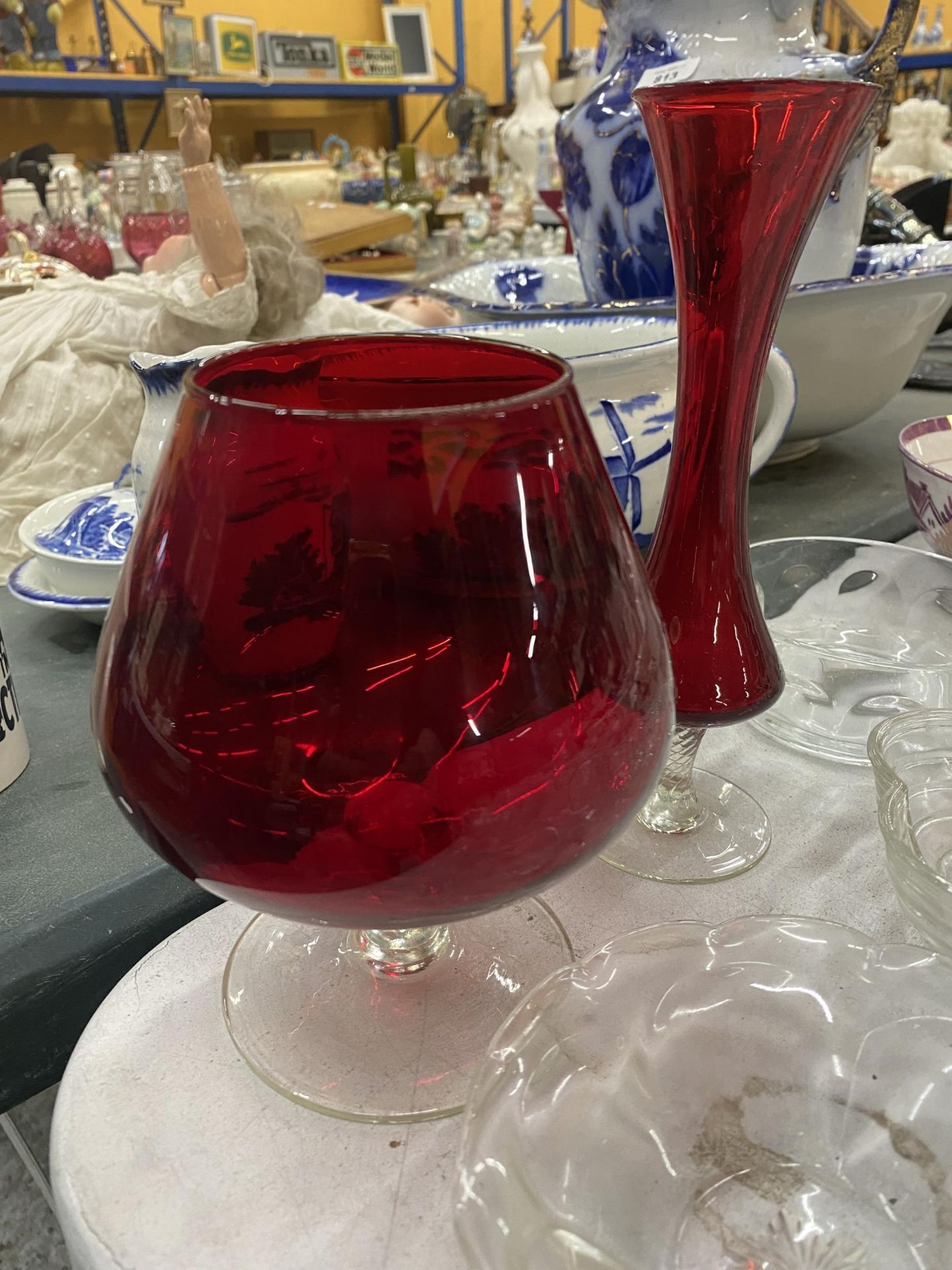 A QUANTITY OF GLASSWARE TO INCLUDE DESSERT BOWLS, GLASSES, VASE, JUG, ETC - Image 2 of 5