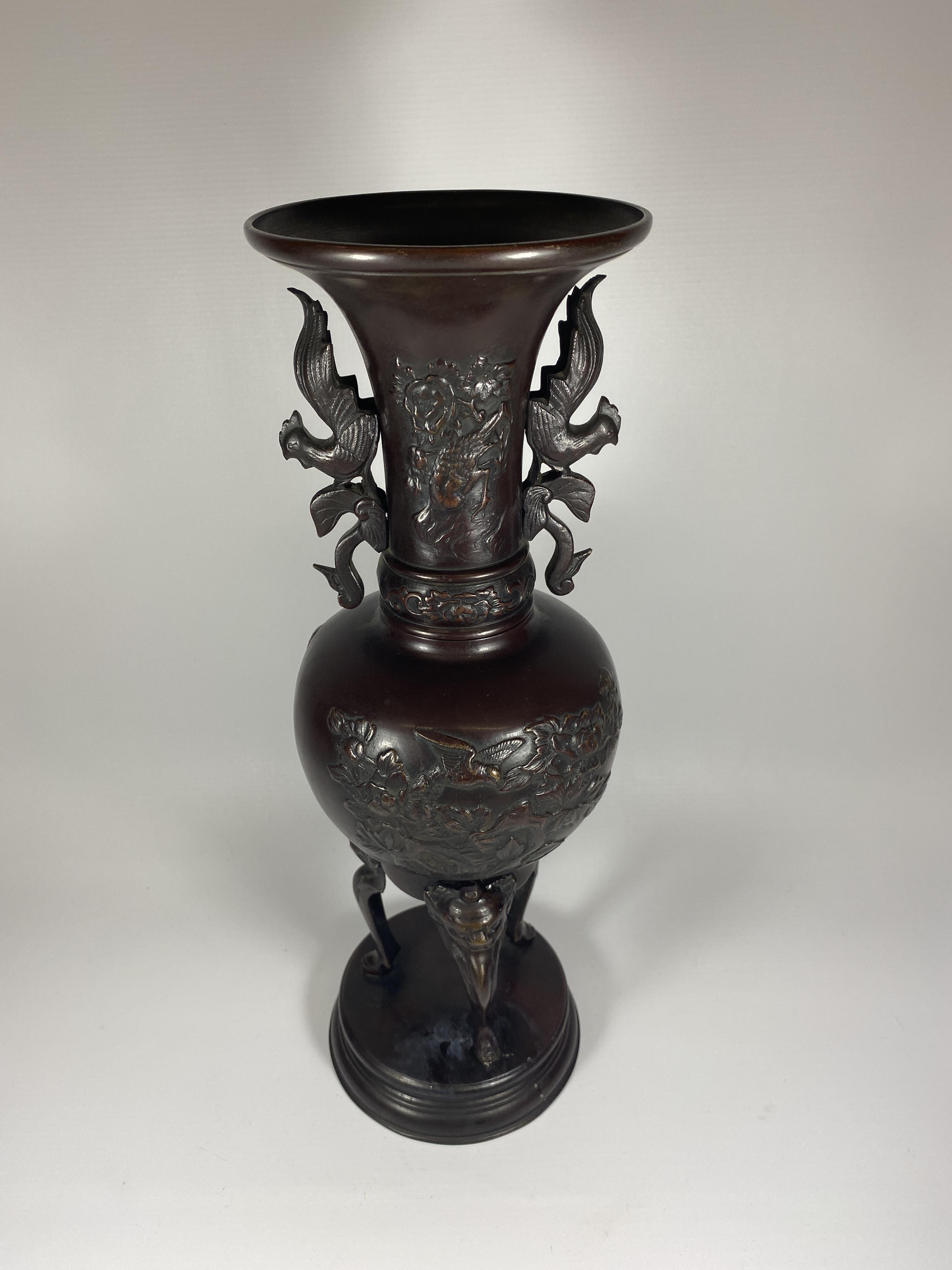 A PAIR OF LARGE JAPANESE MEIJI PERIOD (1868-1912) BRONZE VASE WITH TRIPOD LEGS ON BASE, HEIGHT 43CM - Image 5 of 6