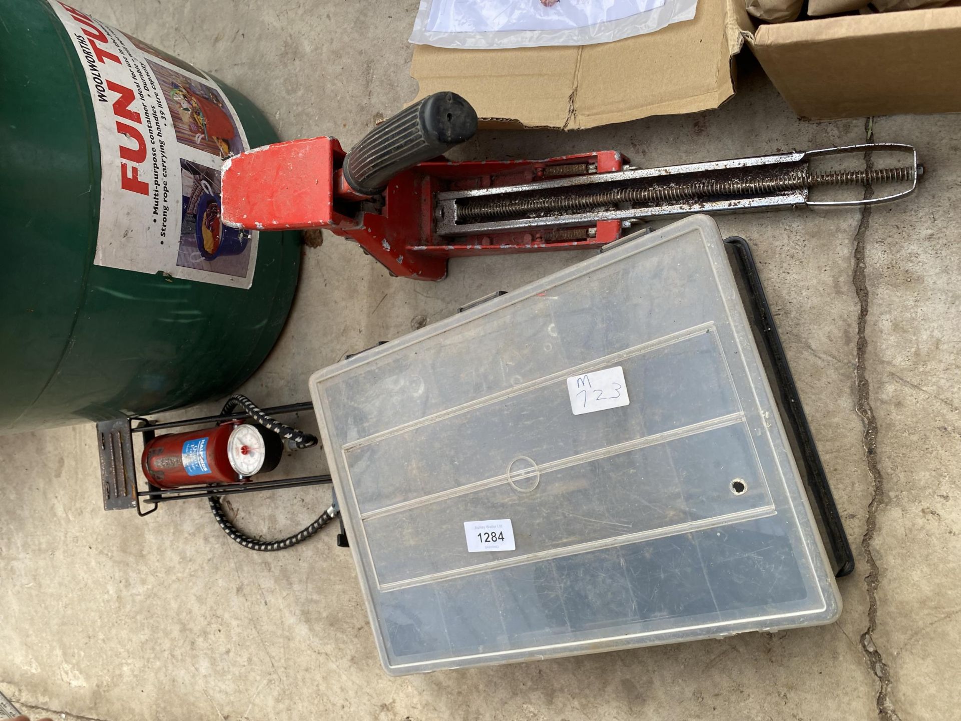 AN ASSORTMENT OF TOOLS TO INCLUDE A FOOT PUMP, WOOD PLANE AND HARDWARE ETC - Image 3 of 5