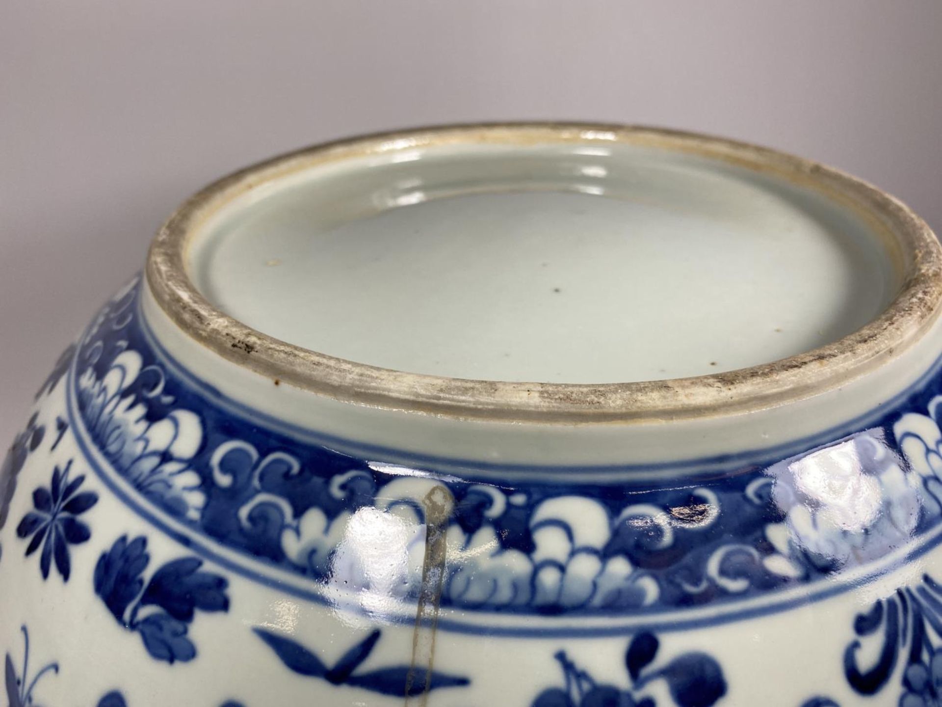 A LARGE AND IMPRESSIVE EARLY 19TH CENTURY CHINESE QING BLUE AND WHITE PORCELAIN PUNCH / FRUIT BOWL - Image 12 of 14