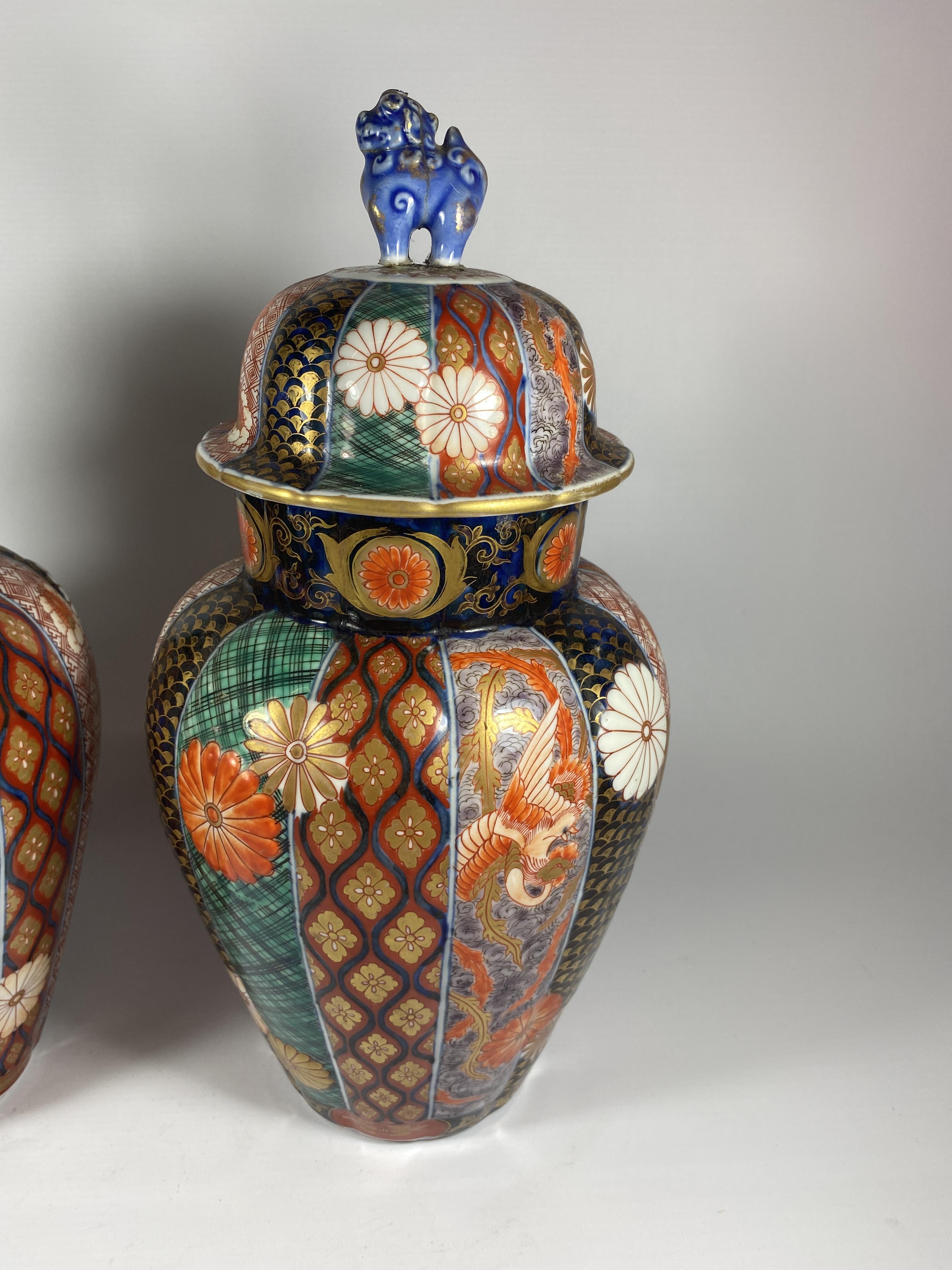 A PAIR OF JAPANESE IMARI MEIJI PERIOD (1868-1912) OVOID FORM LIDDED JARS WITH FOO DOG FINIALS (ONE - Image 3 of 5