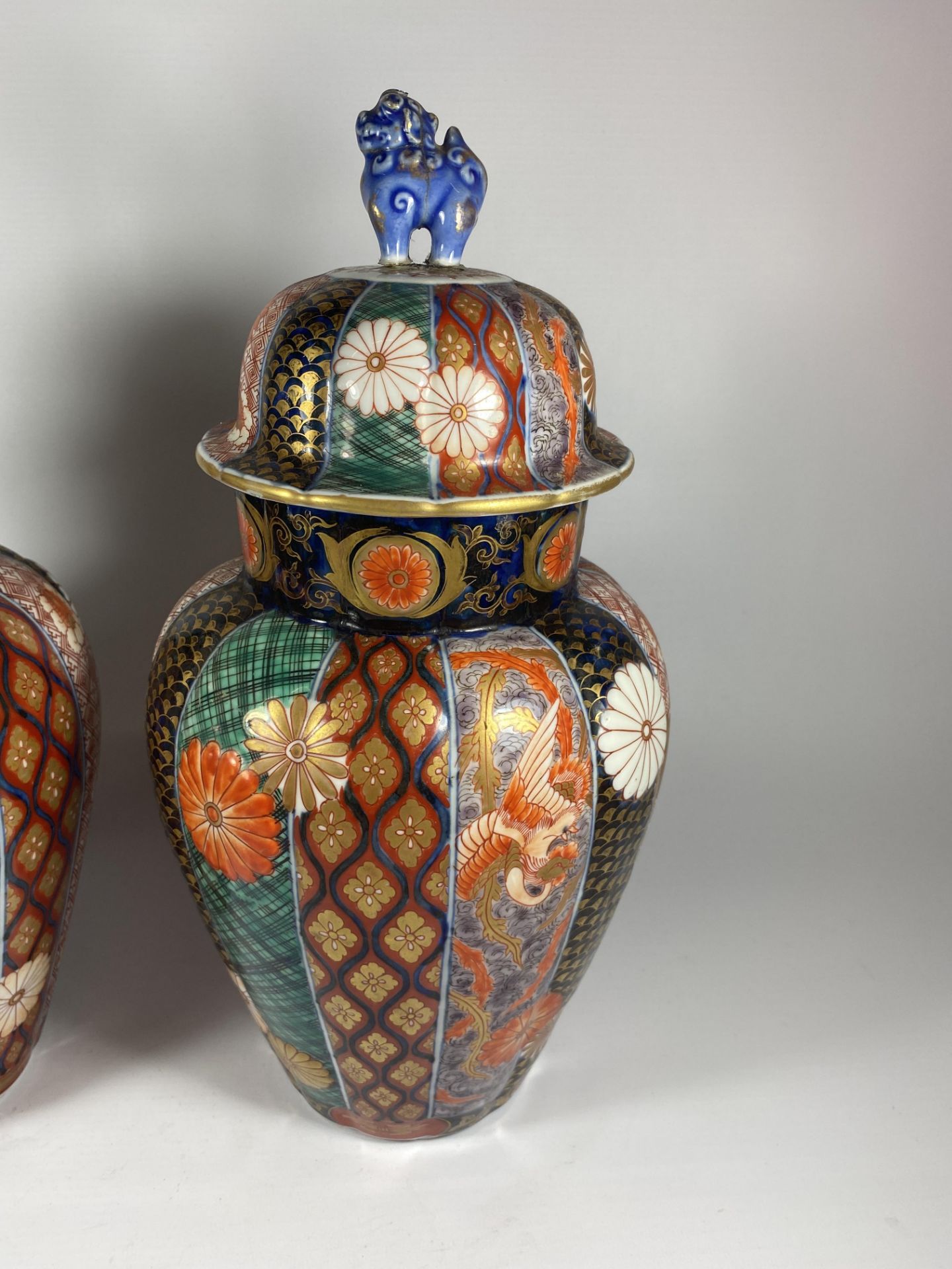 A PAIR OF JAPANESE IMARI MEIJI PERIOD (1868-1912) OVOID FORM LIDDED JARS WITH FOO DOG FINIALS (ONE - Bild 3 aus 5