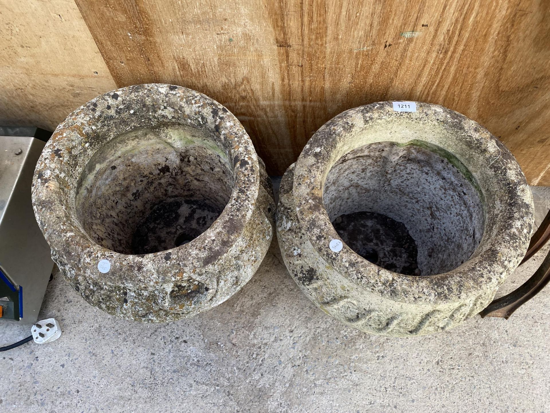 A PAIR OF RECONSTITUTED STONE PLANTERS (H:39CM) - Image 2 of 5