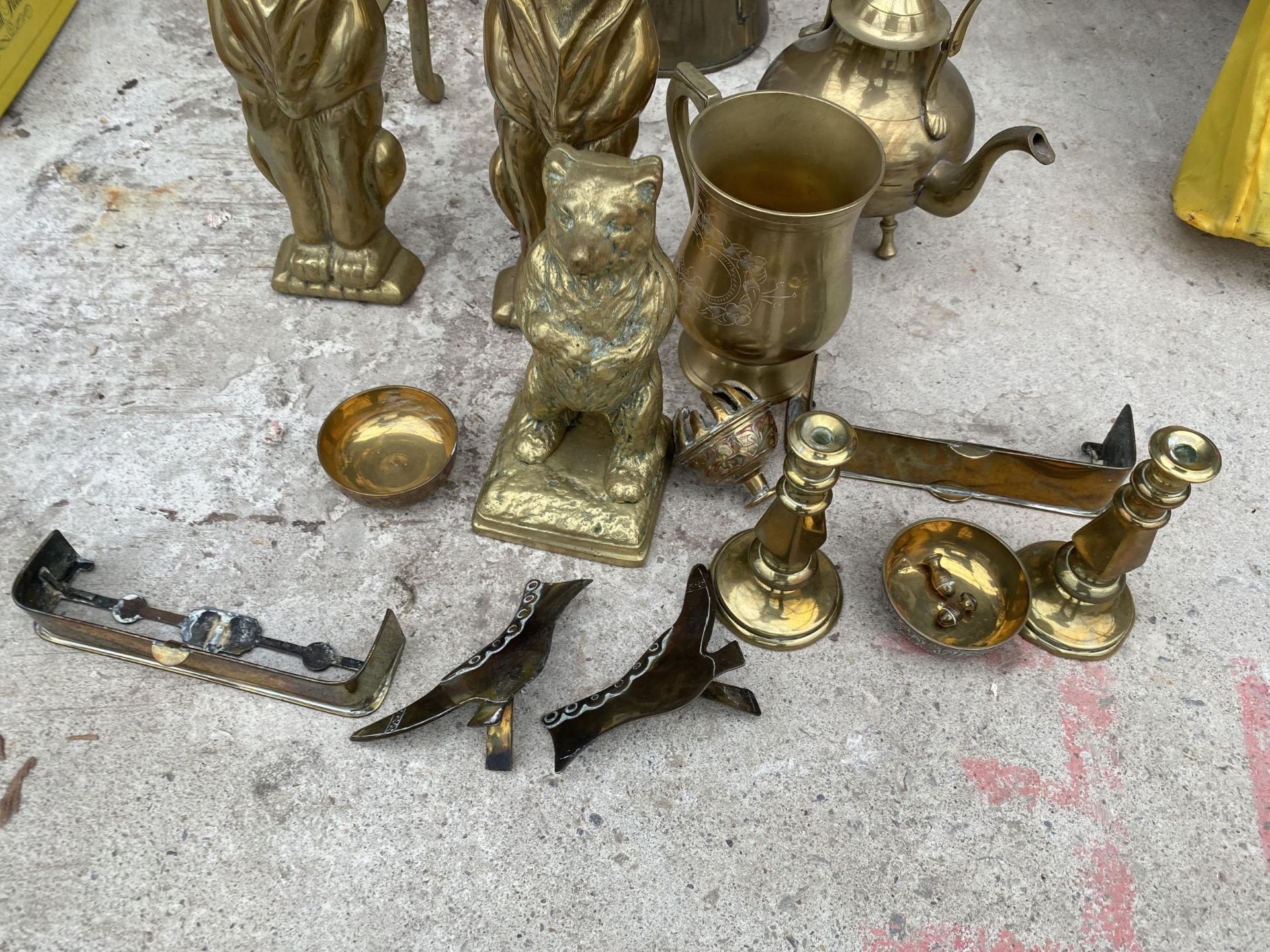 AN ASSORTMENT OF BRASS WARE TO INCLUDE FIRE DOGS, CANDLESTICKS AND A JUG ETC - Image 3 of 3