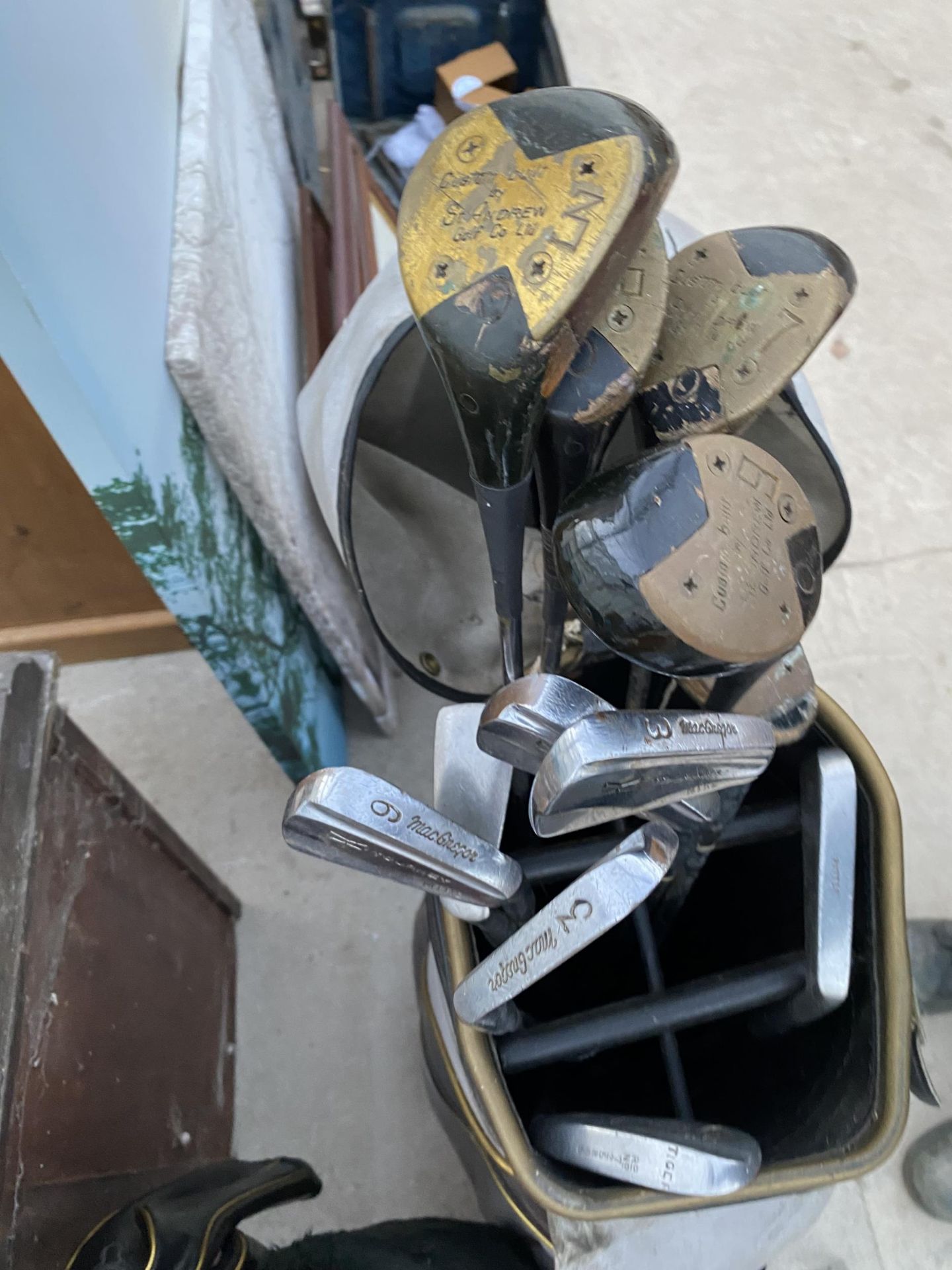 TWO VINTAGE GOLF BAGS AND AN ASSORTMENT OF VINTAGE GOLF CLUBS - Image 4 of 5